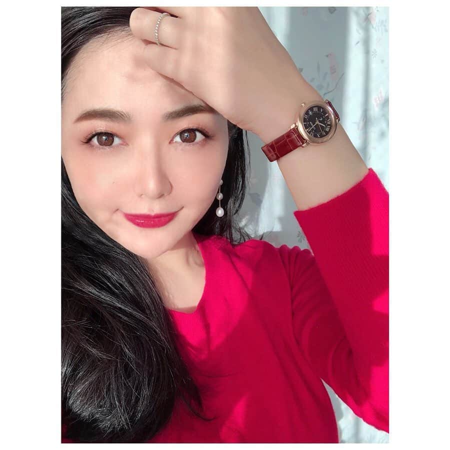 山口愛実のインスタグラム：「とても素敵時計をプレゼントで頂きました。  北川景子さんのCMで有名なCITIZEN xC （シチズン クロスシー） 拝見させて頂いたのはhikari collection 女性の美しさと愛らしさが表現されつつビジネスにもプライベートでも常に寄り添ってくれるデザイン 1番人気のsakura pinkは日本女性の肌に馴染みもよくどんなコーディネートにも合うこと間違いなし、どれも最高過ぎて迷いに迷ったあげく私が選ばせて頂いたのは 華やかに輝くPink Gold ケース×ブラウンレザーモデル つけた瞬間「えっ！軽！！」と驚き レザーの柔らかさ光沢の上品さに恋に落ちてしまいました 少しボルドーがかったコーヒーブラウンのフェイスが大人の魅力を増してくれそうです❤️ ビジュアルだけでなく定期的な電池交換のいらないエコ・ドライブ、主婦子育て世代必須の防水、繊細な子供の肌にも安心なスーパーチタニウムそして電波時計なので時刻合わせも必要なしと忙しい女性の毎日にぴったりな機能性です。  #citizen  #citizenwatch  #citizenxc  #citizenattesa  #attesa  #pr  #シチズン  #クロスシー  #アテッサ  #キャンペーン #クリスマスプレゼント #citizen  @citizenwatchjp」