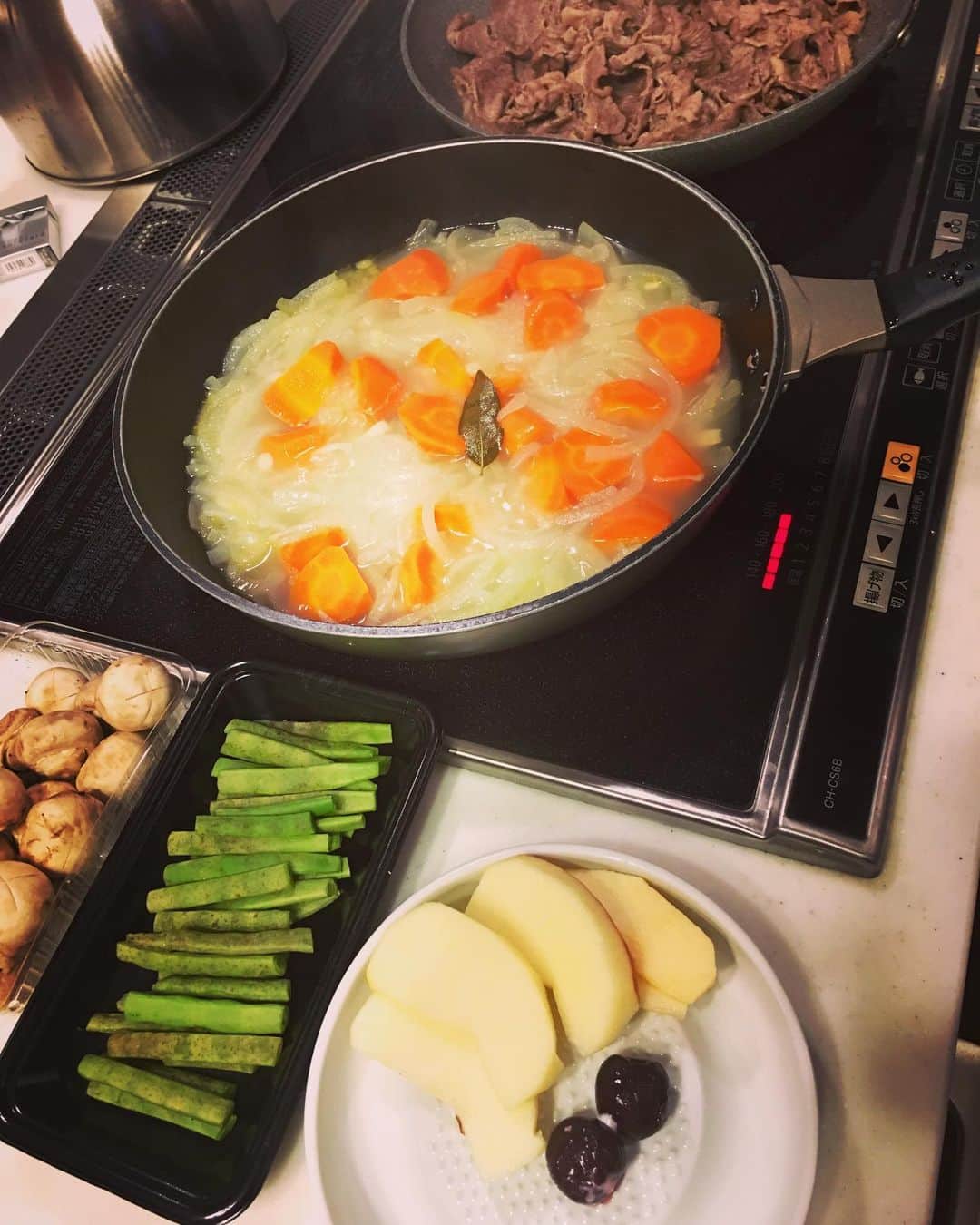 湯江タケユキのインスタグラム：「ビーフカレー 製作中！ #ビーフカレー#牛肉こまぎれ #マッシュルーム#いんげん #リンゴ#チェリー  楽しみ、、。」