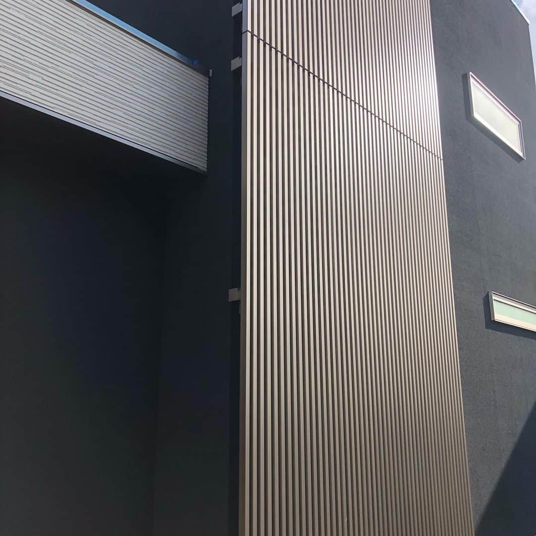 Team Next(神戸都市開発) のインスタグラム：「モノトーンシリーズ！ 現在神戸市で建築中の外壁が完成！  黒の吹き付けに、ステンレス調の格子を上から下まで使うと存在感抜群です！  いいね！フォロー #ありがとう ございます。  #home #japan #architecture #interiordesign  #interior #kobe #暮らし #homestyle #インテリア #神戸 #シンプル #日々 #myroom #マイホーム #ナチュラル #myhome #暮らしを楽しむ #家 #シンプルライフ #丁寧な暮らし #注文住宅 #リビング #フォローお願いします #followme」