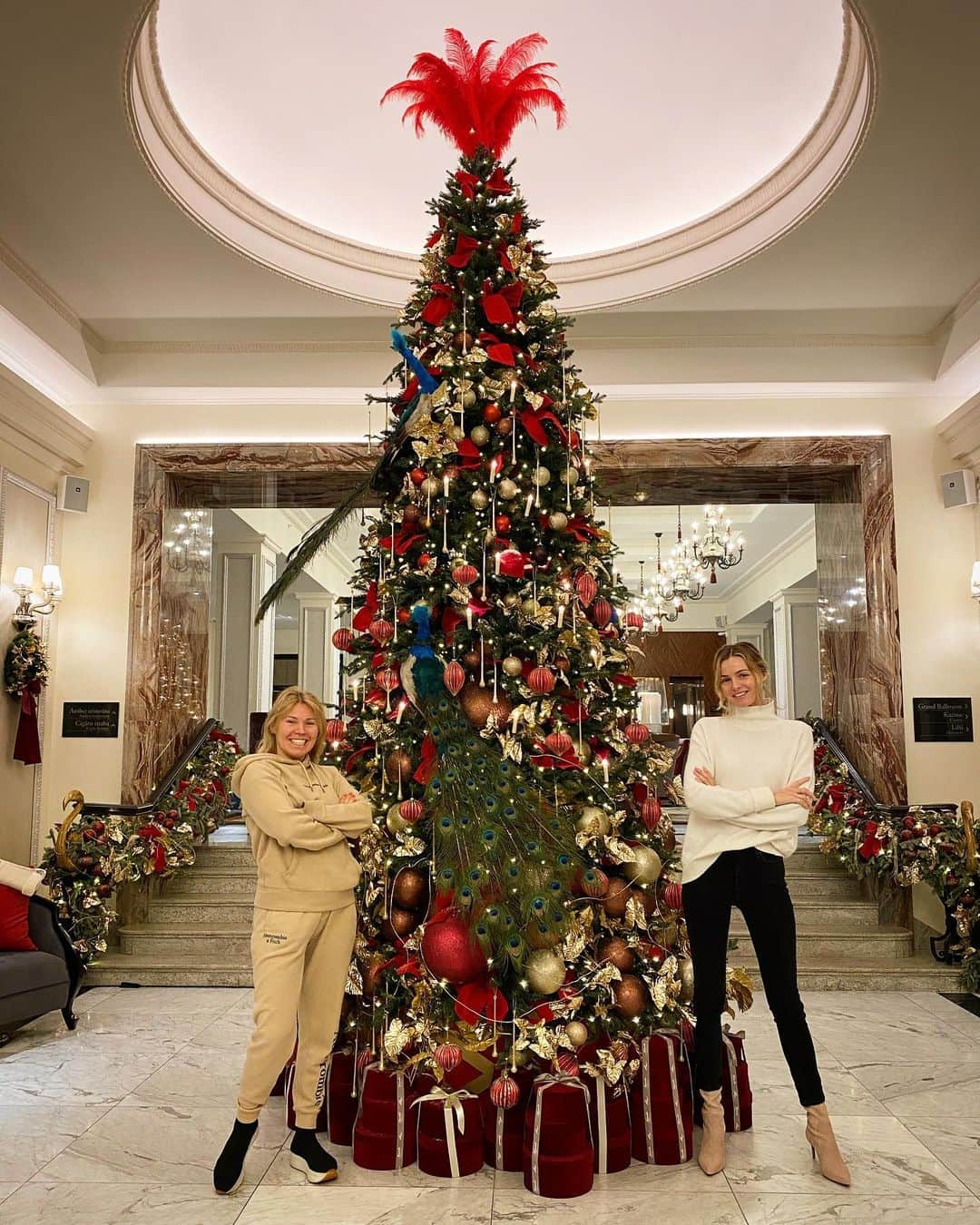 ヴァレンティナ・ゼリャヴァのインスタグラム：「Peacock has landed 😁 Merry Christmas✨ 🎄 ✨」
