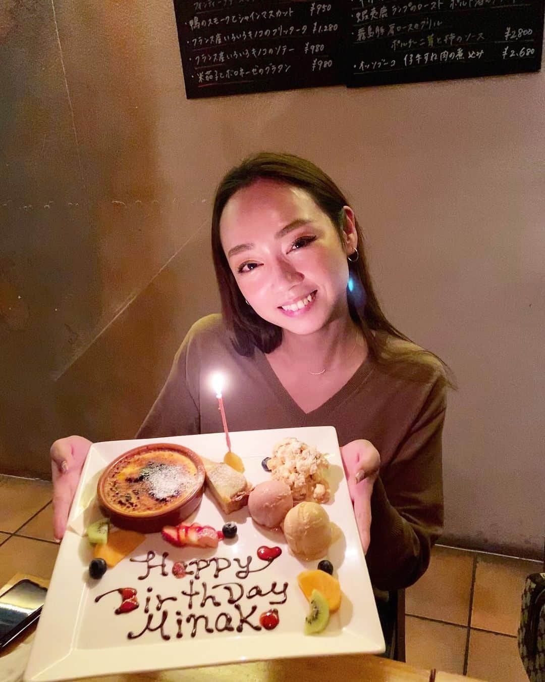 石田美奈子のインスタグラム：「𝕄𝕪 𝕓𝕚𝕣𝕥𝕙𝕕𝕒𝕪. . 33歳になりました☺︎ . たくさんお祝いしてもらって、 愛情溢れるプレゼントをいただいて、 覚えていてくれた皆さまが連絡をくれて、 いくつになっても誕生日って幸せだ🥺🧡 . 本当にありがとうございます♡ . . って、私の誕生日は12月17日☺︎ 気づけば1週間以上経過していました🤣 お母さんと同じ誕生日✨ お母さんもおめでとう〜🎂 . #19861217 #birthday #mybirthday #33歳」