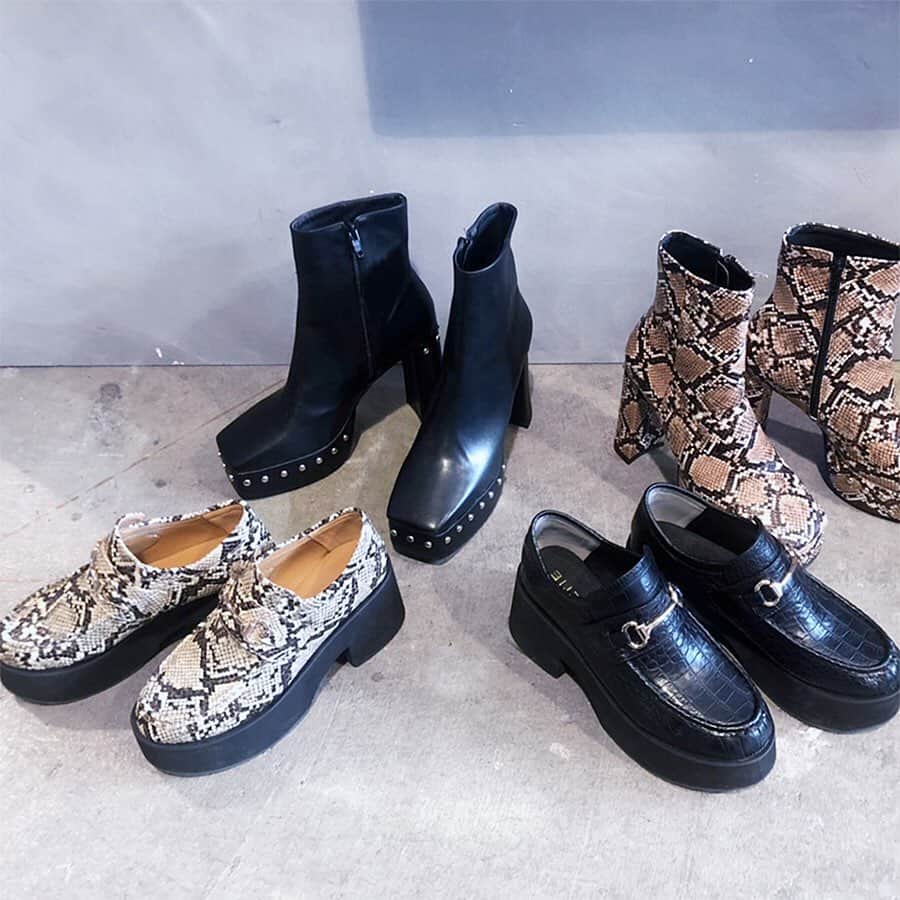gallerieさんのインスタグラム写真 - (gallerieInstagram)「. #newarrivals #shoes ———————————— . . ☑︎ Studs Platform Boots（¥8,990+tax） GALLERIE ORIGINALの #厚底ブーツ が全店舗で大人気。 トレンドライクなプラットフォームにスダッズの装飾を施しシンプルながらも程よいデザインがgood❤︎ ヒール・前厚ともにしっかり高さを持たせ、今季抑えておきたいスクエアトゥで製作。 . . . ☑︎ Leather-like Platform Loafers（¥5,990+tax） ボリュームがあり存在感たっぷりの新作 #厚底ローファー もサイズが揃ってるうちに要check！ . . . . ONLINE STOREはTOPのリンクから http://www.gallerie-online.jp/ ———————————— #お問い合わせ番号w1588」12月26日 16時58分 - kalekale_official