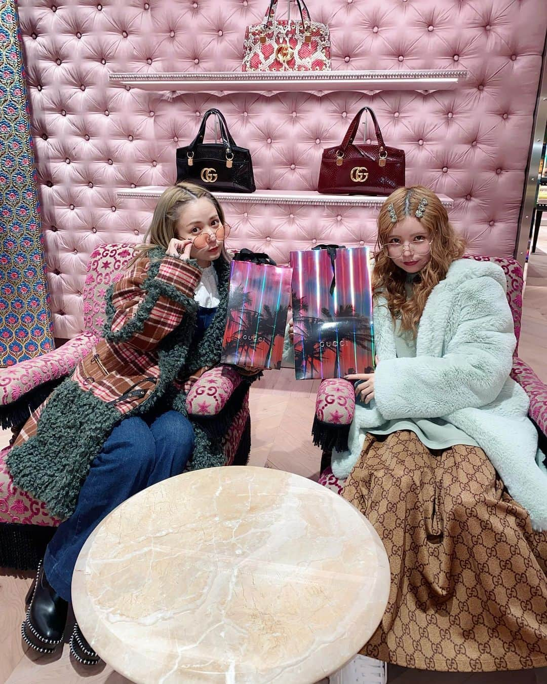 益若つばささんのインスタグラム写真 - (益若つばさInstagram)「クリスマスはノアさんと表参道へ🎄☺️﻿ ﻿ GUCCIに行ってお互いがお互いにサンタクロースした🎅🏻❤️笑　えへへ☺︎❤️カップルか☺︎﻿ ﻿ 可愛いポーチ届いた❤️ノアサンタありがとう❤️🎄﻿ 私からのはGUCCIで一緒に選んでとても楽しかった😂✨笑った ﻿ 特にパーティーの予定ではなかったのだけど﻿ 自然とお友達がたくさん集まって、笑﻿ みんなでコストコクリスマスをしたよ🎄🙆‍♀️﻿ ﻿ 息子にもサンタさんきてたよお！🎅🏻✨﻿ ﻿ あとクリスマスプレゼントをもらったことがないというお友達にもサプライズサンタがきたし、よかったよかった😘✨﻿ ﻿ なんやかんや24日はみんなバタバタするんだなぁと思いました🎄🎅🏻﻿ ﻿ 誰かが喜んでくれる顔が嬉しい日ですね🎄✨﻿ ﻿#Xmas #present」12月26日 16時59分 - tsubasamasuwaka1013