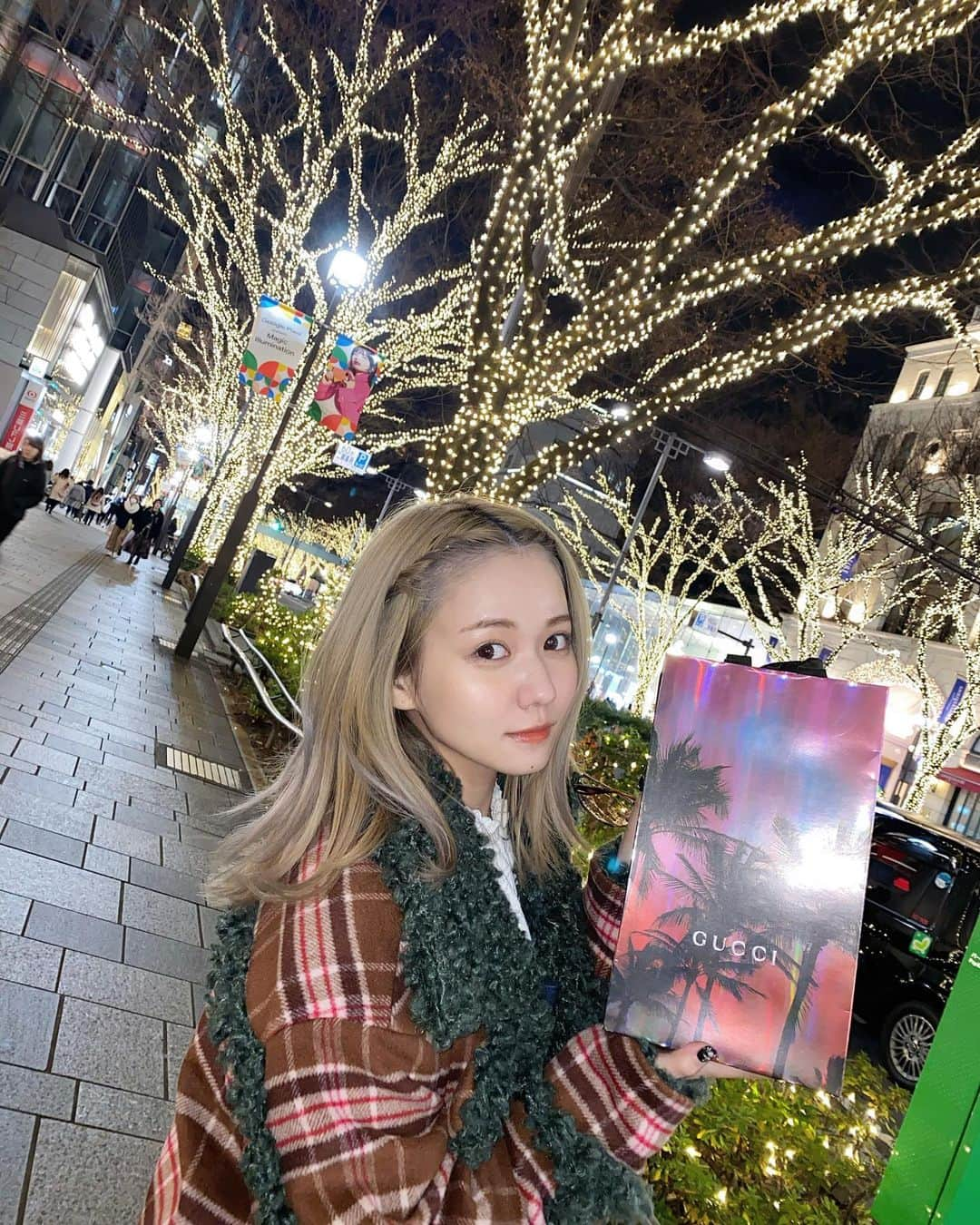 益若つばささんのインスタグラム写真 - (益若つばさInstagram)「クリスマスはノアさんと表参道へ🎄☺️﻿ ﻿ GUCCIに行ってお互いがお互いにサンタクロースした🎅🏻❤️笑　えへへ☺︎❤️カップルか☺︎﻿ ﻿ 可愛いポーチ届いた❤️ノアサンタありがとう❤️🎄﻿ 私からのはGUCCIで一緒に選んでとても楽しかった😂✨笑った ﻿ 特にパーティーの予定ではなかったのだけど﻿ 自然とお友達がたくさん集まって、笑﻿ みんなでコストコクリスマスをしたよ🎄🙆‍♀️﻿ ﻿ 息子にもサンタさんきてたよお！🎅🏻✨﻿ ﻿ あとクリスマスプレゼントをもらったことがないというお友達にもサプライズサンタがきたし、よかったよかった😘✨﻿ ﻿ なんやかんや24日はみんなバタバタするんだなぁと思いました🎄🎅🏻﻿ ﻿ 誰かが喜んでくれる顔が嬉しい日ですね🎄✨﻿ ﻿#Xmas #present」12月26日 16時59分 - tsubasamasuwaka1013