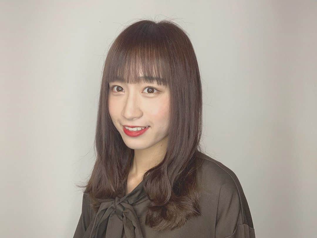 鈴木えりかのインスタグラム：「. Spicaさん、納め！ カラー、トリートメント、前髪カット☺︎ ちょっと前髪重めにしてみた😗 今年一年もたくさん お世話になりました🙇🏻‍♂️ ありがとうございましたー！！！ . . . . #spica #hair #newhaircolor #harajuku #nwith #りぼん結びうまくできない」