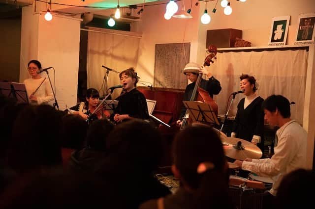松本野々歩さんのインスタグラム写真 - (松本野々歩Instagram)「2019.12.23 ✳︎The Christmas Orchestra with Shione Yukawa at Kichimu✳︎ ・ ・ 潮音の歌声が 大好きだ　と再確認する夜  そして 昔の曲なんてあの頃　何度聴いていただろう〜と思うけれど 今回コーラスをする上で 改めて　潮音の紡いだ言葉や音にどっぷり浸かった  素晴らしいなぁ　って  いつの間にやら仲良しの友達になっていたけれど 何を隠そう　一ファンでした  そんな潮音の歌う後ろ姿を見ながら 豪華なメンバーの優しくて 心強い音たちに包まれて コーラス 楽しすぎて　あっという間のライブだった  こんなステキなバンドに呼んでくれて ありがと潮音♡ ・ ・ （終演後　郁子ちゃんに　歌ってるときのわたしと潮音の首の傾け方がそっくりだったって言われたの　最後に証拠写真発見！） ・ ・ 出演　湯川潮音 euphonium ゴンドウトモヒコ piano 藤原真人  drums イトケン  bass 田中馨 chorus&fiddle 松本野々歩  flute 森ありさ  violin 高原久実  photo by Hiromi Shinada hair make up by Ai Mori」12月26日 17時00分 - nonohoms