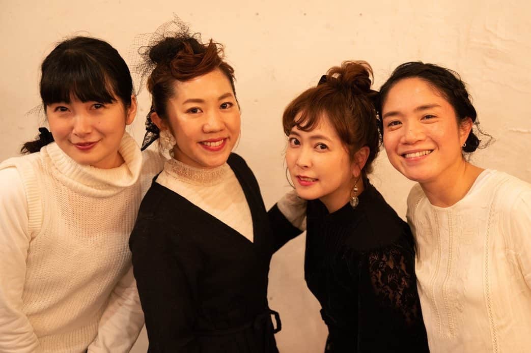 松本野々歩さんのインスタグラム写真 - (松本野々歩Instagram)「2019.12.23 ✳︎The Christmas Orchestra with Shione Yukawa at Kichimu✳︎ ・ ・ 潮音の歌声が 大好きだ　と再確認する夜  そして 昔の曲なんてあの頃　何度聴いていただろう〜と思うけれど 今回コーラスをする上で 改めて　潮音の紡いだ言葉や音にどっぷり浸かった  素晴らしいなぁ　って  いつの間にやら仲良しの友達になっていたけれど 何を隠そう　一ファンでした  そんな潮音の歌う後ろ姿を見ながら 豪華なメンバーの優しくて 心強い音たちに包まれて コーラス 楽しすぎて　あっという間のライブだった  こんなステキなバンドに呼んでくれて ありがと潮音♡ ・ ・ （終演後　郁子ちゃんに　歌ってるときのわたしと潮音の首の傾け方がそっくりだったって言われたの　最後に証拠写真発見！） ・ ・ 出演　湯川潮音 euphonium ゴンドウトモヒコ piano 藤原真人  drums イトケン  bass 田中馨 chorus&fiddle 松本野々歩  flute 森ありさ  violin 高原久実  photo by Hiromi Shinada hair make up by Ai Mori」12月26日 17時00分 - nonohoms