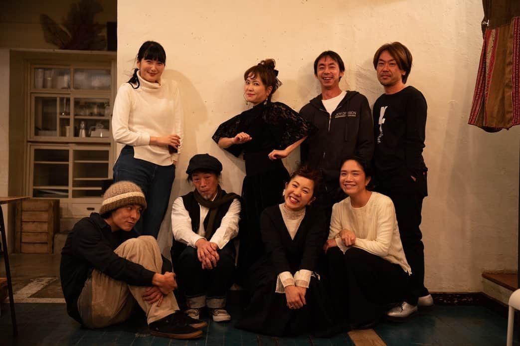 松本野々歩さんのインスタグラム写真 - (松本野々歩Instagram)「2019.12.23 ✳︎The Christmas Orchestra with Shione Yukawa at Kichimu✳︎ ・ ・ 潮音の歌声が 大好きだ　と再確認する夜  そして 昔の曲なんてあの頃　何度聴いていただろう〜と思うけれど 今回コーラスをする上で 改めて　潮音の紡いだ言葉や音にどっぷり浸かった  素晴らしいなぁ　って  いつの間にやら仲良しの友達になっていたけれど 何を隠そう　一ファンでした  そんな潮音の歌う後ろ姿を見ながら 豪華なメンバーの優しくて 心強い音たちに包まれて コーラス 楽しすぎて　あっという間のライブだった  こんなステキなバンドに呼んでくれて ありがと潮音♡ ・ ・ （終演後　郁子ちゃんに　歌ってるときのわたしと潮音の首の傾け方がそっくりだったって言われたの　最後に証拠写真発見！） ・ ・ 出演　湯川潮音 euphonium ゴンドウトモヒコ piano 藤原真人  drums イトケン  bass 田中馨 chorus&fiddle 松本野々歩  flute 森ありさ  violin 高原久実  photo by Hiromi Shinada hair make up by Ai Mori」12月26日 17時00分 - nonohoms