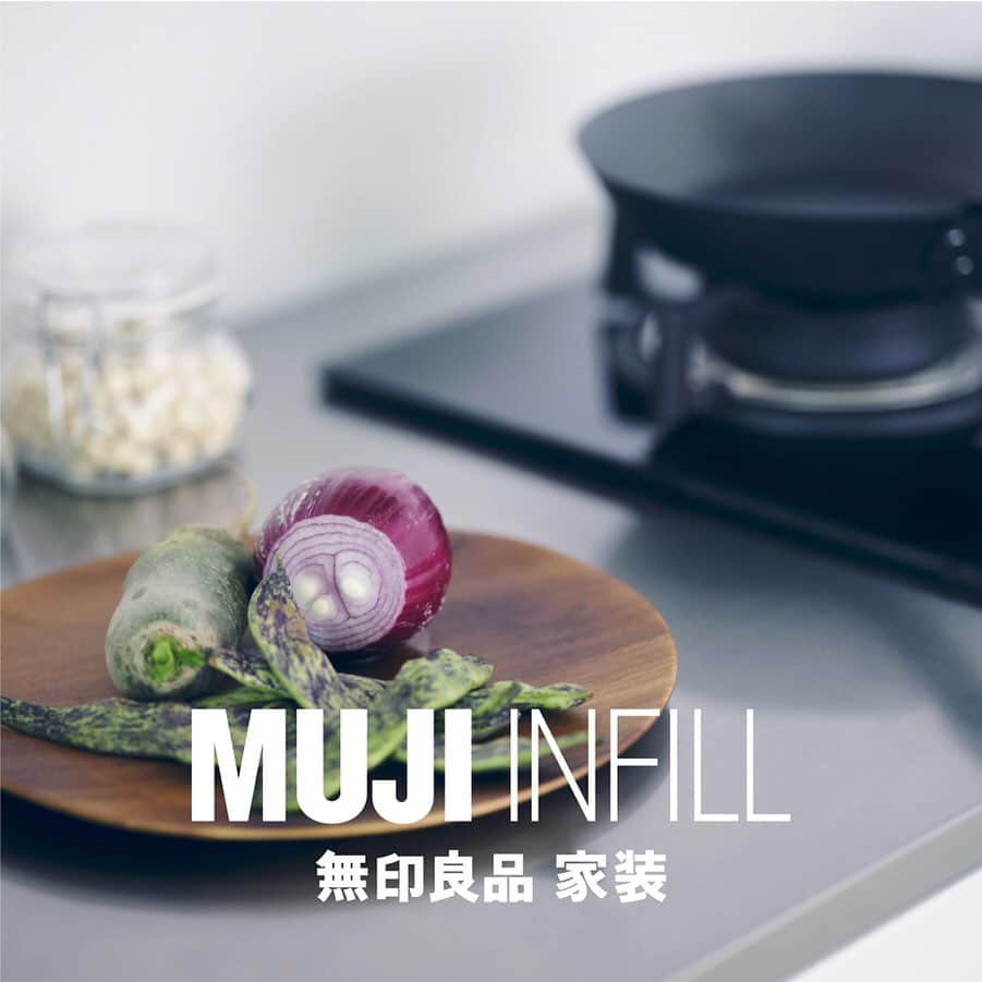 無印良品さんのインスタグラム写真 - (無印良品Instagram)「中国での内装サービス「MUJI INFILL 無印良品 家装」がデビューしました - 2019年12月21日（土）、「MUJI INFILL 無印良品 家装」の発表会を北京にて開催しました。 - 「MUJI INFILL 無印良品 家装」は、無印良品がパートナー企業との協業により、中国で初めて展開する内装サービスです。一体感のある空間デザインのもと、床・壁・天井の工事から、収納家具やキッチン、ベッドなど暮らしの基本アイテムの提供まで、全体の調和を保ちながらお客様の暮らしのニーズに応える空間を提供しています。無印良品が考える「感じ良いくらし」について中国の文化から学んだことと融合し、シンプルで快適な暮らしの空間を作ることを目指しています。 - また、12月27日（金）にオープンする「無印良品 青島銀座商城」旗艦店のB1階に、「MUJI INFILL 無印良品 家装」のショールーム（合計面積115㎡）が登場し、同建物の2階に中国1号店である「MUJI INFILL 無印良品 家装 青島店」がオープンします。引き続き、今後の展開にご注目ください。  #無印良品 #MUJI #MUJIINFILL #無印良品家装 #インテリア #感じ良いくらし」12月26日 17時00分 - muji_global