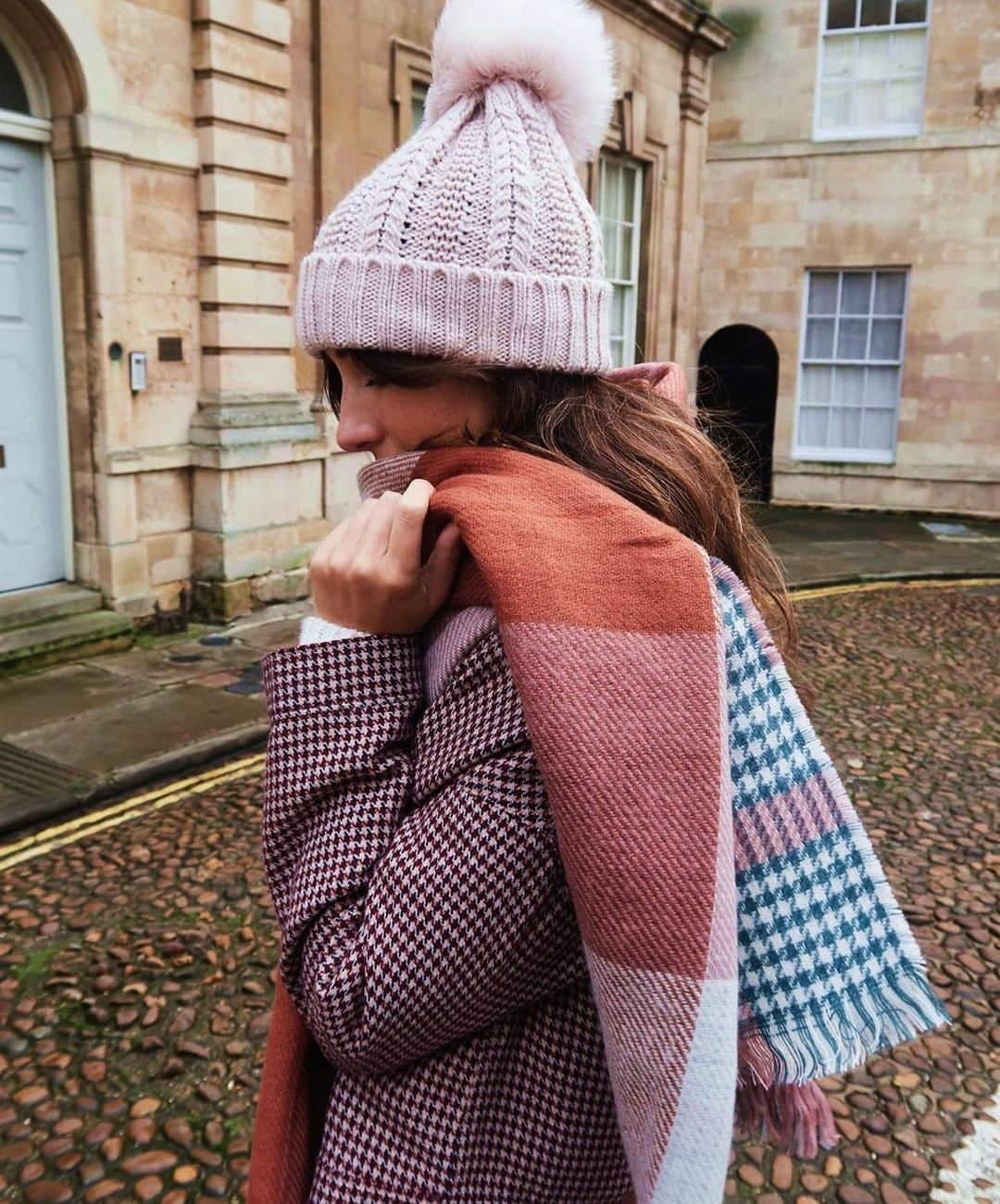 アクセサライズのインスタグラム：「Bundle up for a boxing day stroll with the family (or to pop in store to shop our sale). 🔎: Beanie - 7911561400 🔎: Scarf - 7871043000 📸: @rosieannbutcher  Tap the link in the bio to shop now. #Accessorize #Accessorizer」