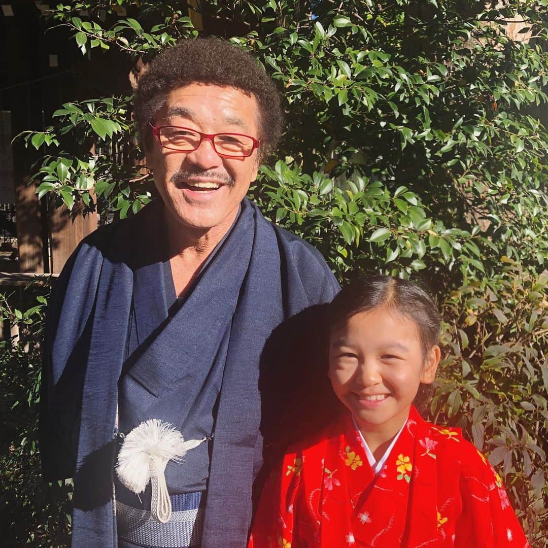 早坂ひららさんのインスタグラム写真 - (早坂ひららInstagram)「明日 『所さんの学校では教えてくれないそこんトコロ！』4時間超えSPに出演！！ 具志堅用高さんの孫役です。具志堅さん優しくて面白かったよ😊12月27日（金）18時34分〜テレビ東京系で放送！お楽しみに〜 #早坂ひらら#所さんの学校では教えてくれないそこんトコロ#具志堅用高 さん#神社#着物#テレ東#みてね」12月26日 17時06分 - h_hirara_ta