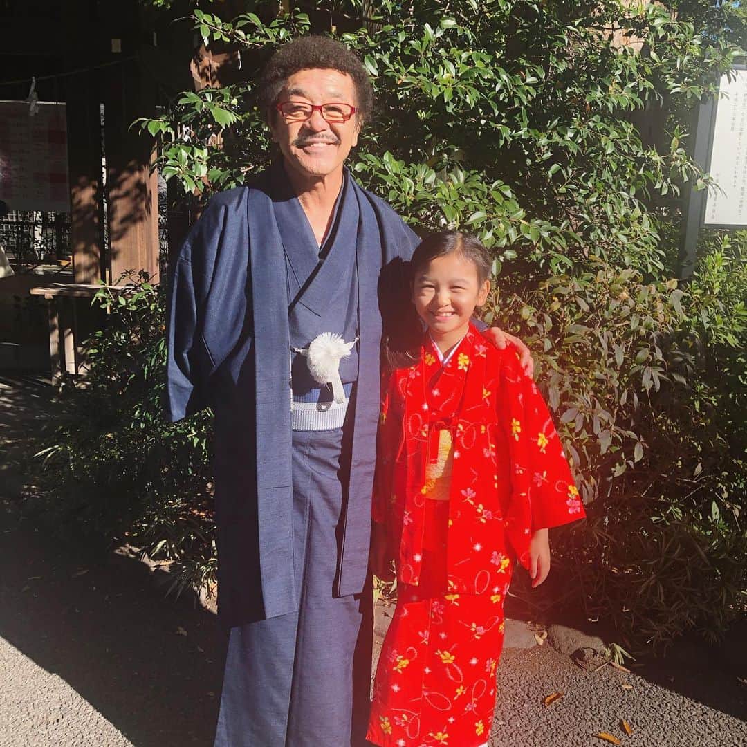 早坂ひららさんのインスタグラム写真 - (早坂ひららInstagram)「明日 『所さんの学校では教えてくれないそこんトコロ！』4時間超えSPに出演！！ 具志堅用高さんの孫役です。具志堅さん優しくて面白かったよ😊12月27日（金）18時34分〜テレビ東京系で放送！お楽しみに〜 #早坂ひらら#所さんの学校では教えてくれないそこんトコロ#具志堅用高 さん#神社#着物#テレ東#みてね」12月26日 17時06分 - h_hirara_ta