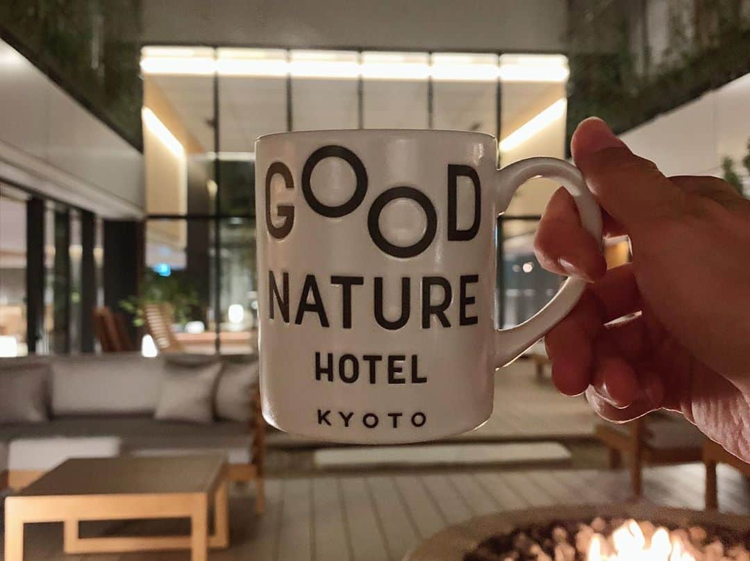 Miho Tanakaさんのインスタグラム写真 - (Miho TanakaInstagram)「GOOD NATURE HOTEL﻿ ﻿ 12月に京都河原町にOPENした﻿ GOOD NATURE STATION内にあるホテル。﻿ ﻿ 主人👨と夫婦みずいらずで宿泊してきました🤟﻿ ﻿ ﻿ いやぁ、相当よかったなぁ。﻿ ﻿ 4階の中庭が特に素晴らしかった😳﻿ ﻿ 河原町とは思えないほどの静けさとグリーンカーテンが心地良くて、寒くてもずーっといてしまう😌﻿ ﻿ ﻿ GOOD NATURE HOTELで過ごした一泊二日を﻿ブログにまとめてるので是非読んでみてください💓﻿ ⇨ @mie__blogger ﻿ 夜中に起きたネタみたいな小ネタも...書いてますw﻿ ﻿ ﻿ ﻿ ﻿ _____________﻿ ﻿ #goodnaturehotel  #goodnaturestation  #goodnature  #グッドネイチャーステーション  #グッドネイチャーホテル #京都河原町 #京都河原町ホテル #夫婦旅行 #リトリート #hotel #trip #travel  #kyotojapan #japan #newopen #hyssop #nemohamo #raucafe ﻿ #ハンサムショート　#黒髪　#黒髪ショート　#大人ショート　#黒髪アレンジ﻿ #男の子ママ #3kidsmama  #travelgram」12月26日 17時03分 - mie__blogger