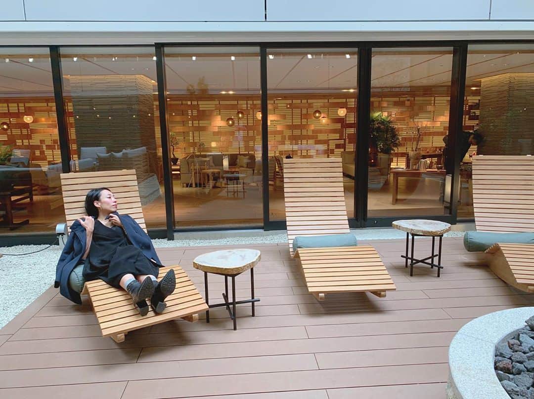 Miho Tanakaさんのインスタグラム写真 - (Miho TanakaInstagram)「GOOD NATURE HOTEL﻿ ﻿ 12月に京都河原町にOPENした﻿ GOOD NATURE STATION内にあるホテル。﻿ ﻿ 主人👨と夫婦みずいらずで宿泊してきました🤟﻿ ﻿ ﻿ いやぁ、相当よかったなぁ。﻿ ﻿ 4階の中庭が特に素晴らしかった😳﻿ ﻿ 河原町とは思えないほどの静けさとグリーンカーテンが心地良くて、寒くてもずーっといてしまう😌﻿ ﻿ ﻿ GOOD NATURE HOTELで過ごした一泊二日を﻿ブログにまとめてるので是非読んでみてください💓﻿ ⇨ @mie__blogger ﻿ 夜中に起きたネタみたいな小ネタも...書いてますw﻿ ﻿ ﻿ ﻿ ﻿ _____________﻿ ﻿ #goodnaturehotel  #goodnaturestation  #goodnature  #グッドネイチャーステーション  #グッドネイチャーホテル #京都河原町 #京都河原町ホテル #夫婦旅行 #リトリート #hotel #trip #travel  #kyotojapan #japan #newopen #hyssop #nemohamo #raucafe ﻿ #ハンサムショート　#黒髪　#黒髪ショート　#大人ショート　#黒髪アレンジ﻿ #男の子ママ #3kidsmama  #travelgram」12月26日 17時03分 - mie__blogger