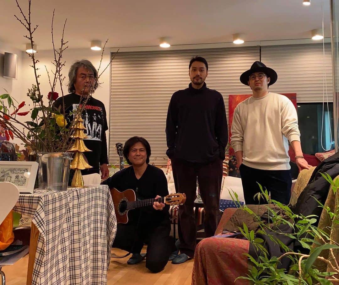 のインスタグラム：「KAHH忘年会。 耕太郎君の手料理は美味しかった。 肇さんのギターコレクションは凄すぎた。 4人で音を聴きながら来年の展望を話せて楽しかった。 来年早々にKAHHの新曲のリリースもあるし楽しみです。  #kahh #齊藤耕太郎 #内田朝陽 #潮崎裕己 #内山肇 #dr.dew #delight #来年はリリースラッシュ？ #コラボも楽しみ」