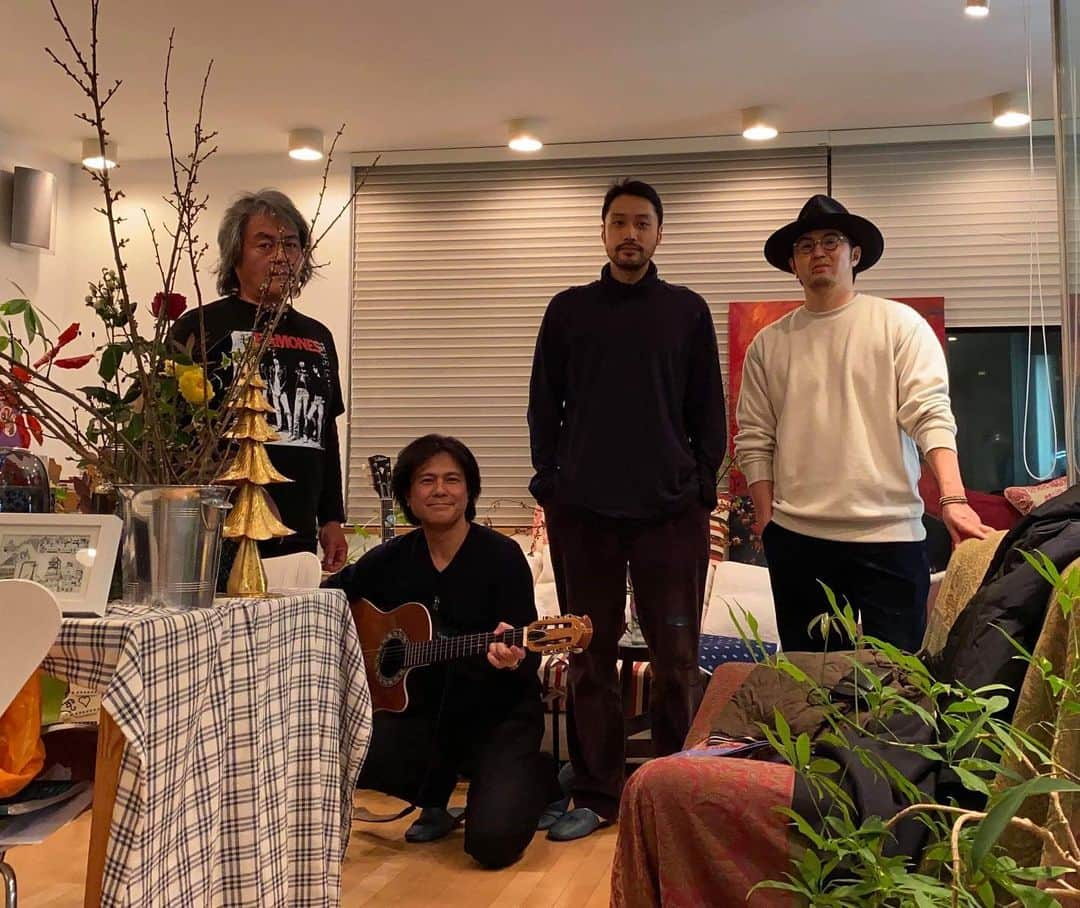 潮崎裕己さんのインスタグラム写真 - (潮崎裕己Instagram)「KAHH忘年会。 耕太郎君の手料理は美味しかった。 肇さんのギターコレクションは凄すぎた。 4人で音を聴きながら来年の展望を話せて楽しかった。 来年早々にKAHHの新曲のリリースもあるし楽しみです。  #kahh #齊藤耕太郎 #内田朝陽 #潮崎裕己 #内山肇 #dr.dew #delight #来年はリリースラッシュ？ #コラボも楽しみ」12月27日 3時54分 - hiromi_shiosaki