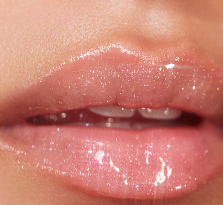 Glossierさんのインスタグラム写真 - (GlossierInstagram)「Shiny and bright ✨ . Lip Gloss in Holographic」12月27日 2時32分 - glossier