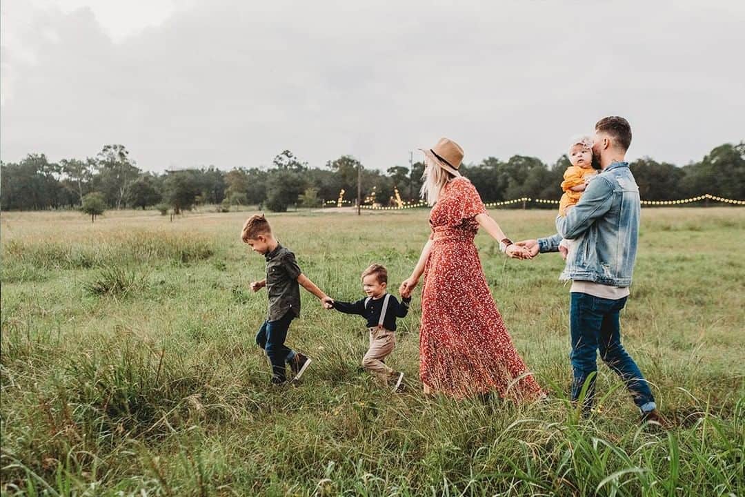 HP（ヒューレット・パッカード）のインスタグラム：「With the new year approaching and resolutions on everyone’s mind, it’s the perfect time to try a digital reset — and that doesn’t mean chucking your phone or laptop out the window. Living in the real world means acknowledging that tech has a place in your life — and ensuring you’re the one deciding what that place is and how much of your time it deserves. Ready for a digital reset in 2020? 9 simple ideas [link in bio] to jumpstart a New Year's resolution for a year of mental clarity and deeper connections. #GetReal #unplug #disconnecttoconnect #digitaldetox #mindfultech #resolution #resolutions2019 #2020」