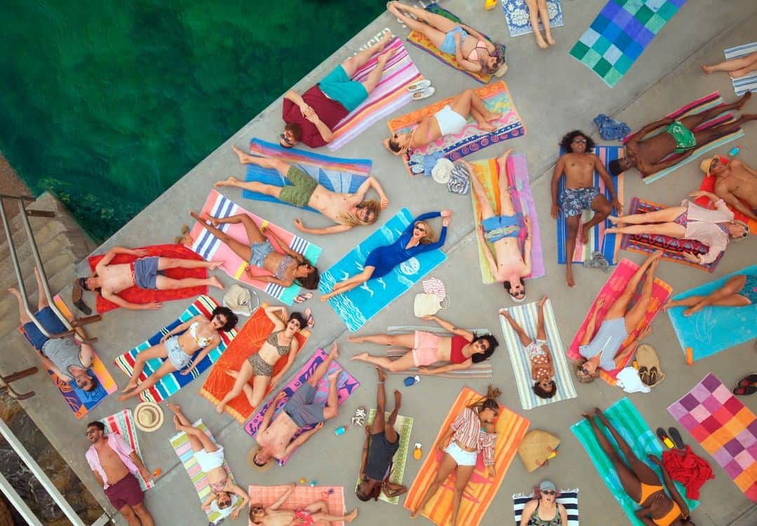のインスタグラム：「Actual photo of us after a big Christmas feast. 😎 Take it slow like @kylieminogue this week, and grab your cossies for some quality beach time. Head to our IGTV to watch the #matesong music video featuring Kylie and her mates @adamhillscomedy, @ashbarty, @shanewarne23, @comedyallstars1, @ian.thorpe and @jordanandzac.  #seeaustralia」