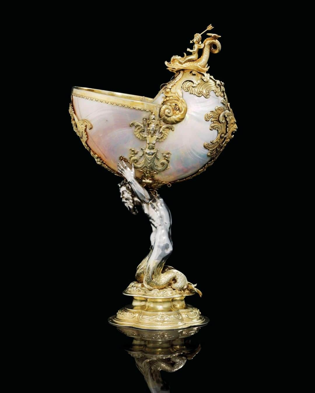 クリスティーズさんのインスタグラム写真 - (クリスティーズInstagram)「One of the treasures we offered in July was this German parcel-gilt, silver-mounted nautilus shell cup, stamped with the mark of prolific goldsmith Albrecht von Horn. #bestof2019⠀ .⠀ The exquisite cup features a kneeling merman supporting a shell on one shoulder. It was one of 50 lots from ‘Masterpieces from a Rothschild Collection’.⠀ .⠀ After a flurry of intense bidding, the cup soared past its high estimate of £80,000, eventually achieving £395,250 (including buyer's premium).⠀ .⠀ #art #artwork #cup #merman #nautilus #rothschild #silver #silverware #goldsmith #decorativeart #decor」12月27日 2時58分 - christiesinc