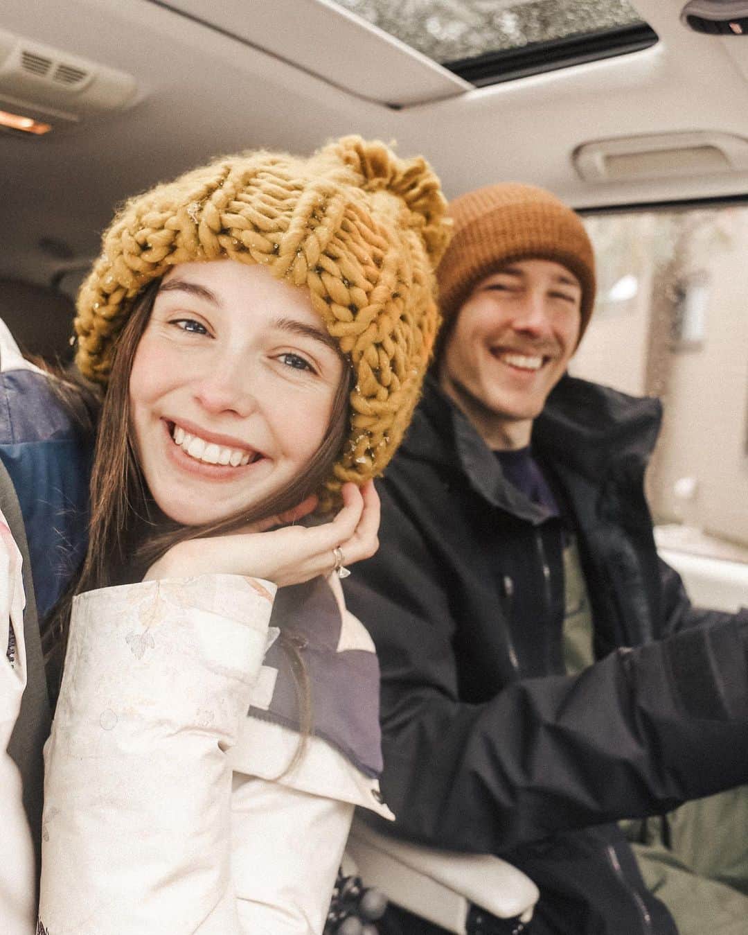 Acacia Brinleyさんのインスタグラム写真 - (Acacia BrinleyInstagram)「Love my hubby ❤️ his smile is so cute in this even if he’s out of focus ❄️ We’re heading to California today for our fourth Christmas celebration! Don’t you just love having divorced parents. You just get twice the fun 😂😂😭」12月27日 3時02分 - acaciakersey