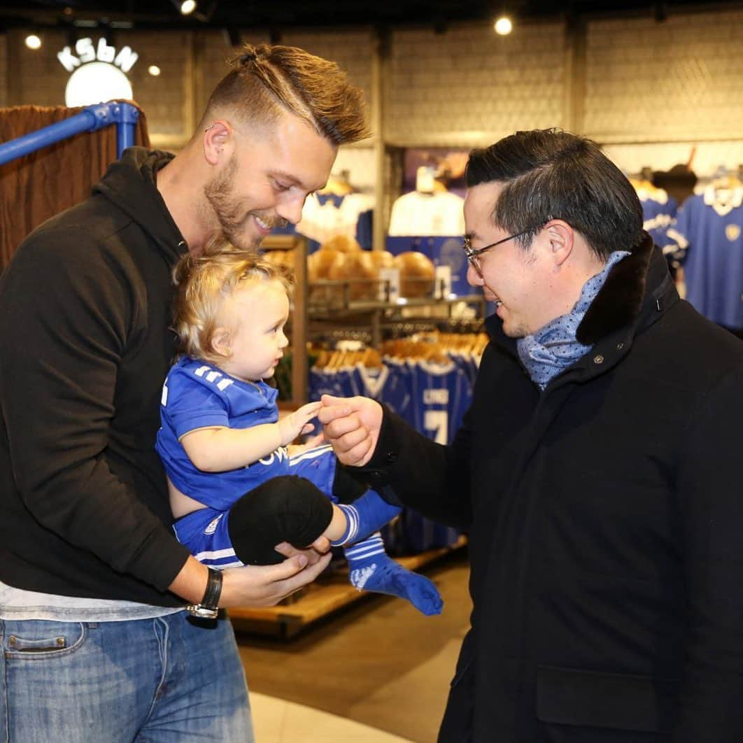 レスター・シティFCさんのインスタグラム写真 - (レスター・シティFCInstagram)「Chairman Khun Top drops by the Foxes Fanstore to wish the Blue Army a very merry Christmas 💙  #lcfc • #LeiLiv」12月27日 3時03分 - lcfc