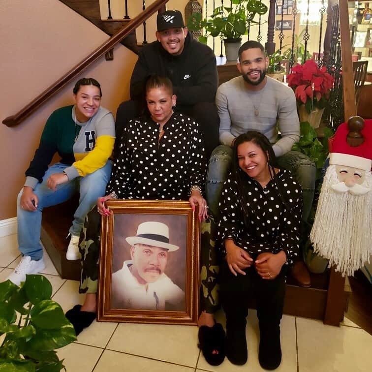 のインスタグラム：「Happy Holidays from our family to yours! Blessings 🙏🏽🙌🏾!」