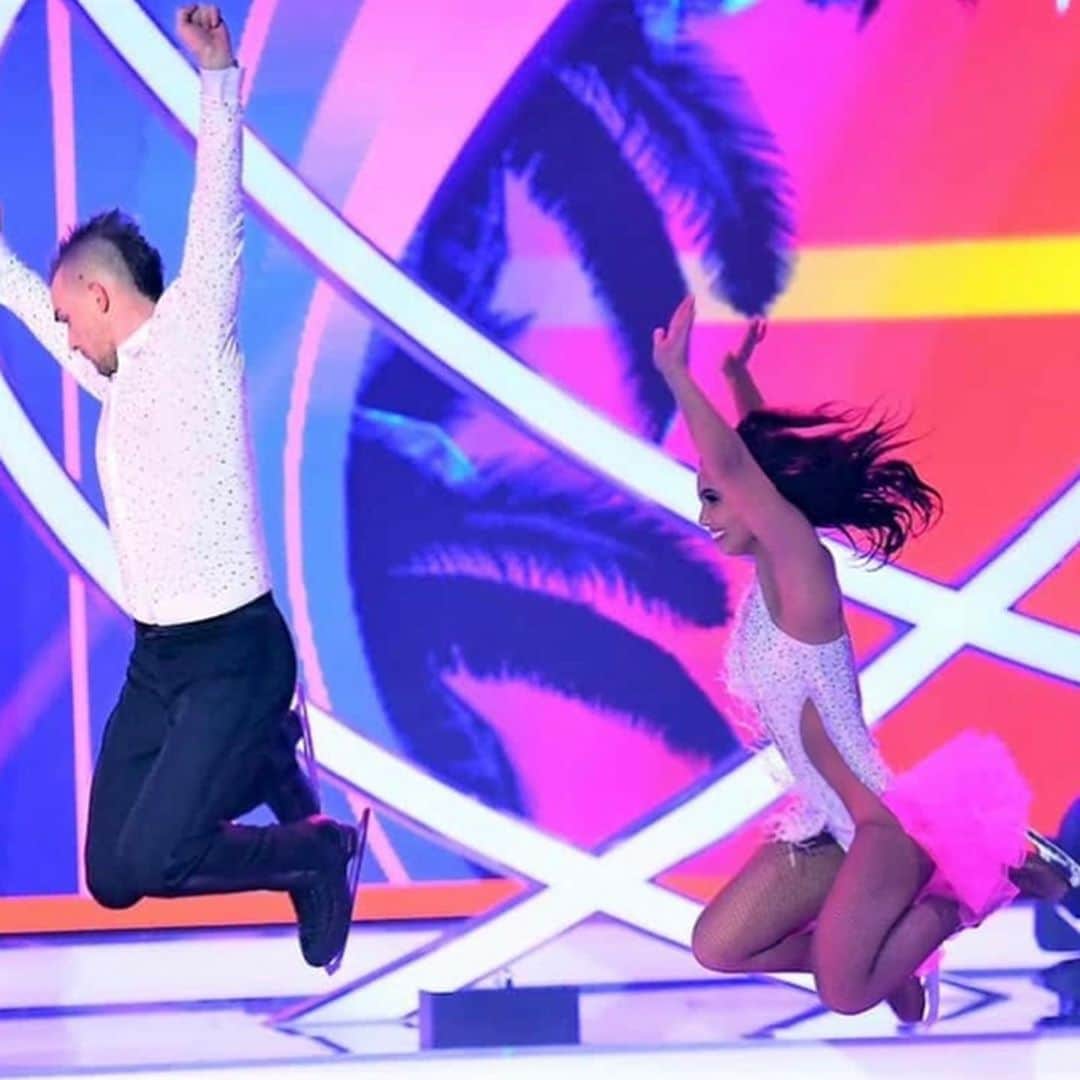 アマニ・ファンシーのインスタグラム：「AN DAS DANCING ON ICE TEAM: Die Menschen. Was für ein unglaubliches DOI Team. Von den Profis, wie Rodenkirchen @ramonaelsener, meinem Bubu @sevanlerche, meinem Partner in Crime @david_vincour und die, die alles über mich weiß - Roller @martinistina und der GANZE Rest. Ihr wart so ein schönes Team, mit dem man so gut arbeiten konnte. Danke. Unsere Promis: Die wunderschöne Kombination aus Witz, Intelligenz und Liebe in @jenshilbert , der immer lächelnde @andrehamann und Authentizität und Sonnenschein in @nadineangerer1 und ihrer Frau und und und. Redaktion: an den Mann, der diese ganze Reise für mich begonnen hat, unser Auberginen Boss @marcerquark 🍆 und seinen Mann @dancealex , den ich liebe. @pegs_world du bist einfach zu geil & ich liebe deine Aura und Energie. @carlathoene Denise und @daaisy.he you girls work so hard to make us happy and are always smiling. Denise, danke, dass du alles möglich gemacht hast, wirklich alles. Paul, @coraliebrockmann @karma.catx. Danke dafür, dass ihr feste Steine zum Anlehnen in der ganzen Zeit gewesen seid. Die drei Meister ihres Fachs: Jota, Stefan und Marco. Uwe. Der netteste & unterstützendste Mann.  Vielen Dank. Unsere Trainer: @jenz_miami @steffenice @mrrobincousins und @sarahjentgens Ihr seid mehr wertgeschätzt, als ihr es wisst. @jenz_miami du warst mehr als nur eine Trainerin, du warst eine Mutter weg von zu Hause. Unsere Eismeister: @kielmann.cool und Michael. Keiner hat so viel gegeben wie ihr. Das Holiday on Ice Team, @collieg @lizyoshikoschmidt @richie_kahn @dimaskel05 & co, you guys made long rehearsals so fun. Thank you. Unser Security Team und unsere Betreuung. Ohne euch wäre diese Produktion nicht möglich gewesen. Make up und Haare. @gagasartist, Denise. Oh krrrr. Unsere Designer. @katia_convents und co. Ihr hab mich schön, sexy und selbstbewusst fühlen lassen. Danke. Unsere Jury. @judithwilliams_official , @katarinawitt @danielweiss_dancingonice . Ihr habt uns angetrieben uns zu verbessern und uns glauben lassen, dass wir es können, danke. @marlenelufen @danielboschmann over the last two years you have become much more than coworkers, you truly are friends.」