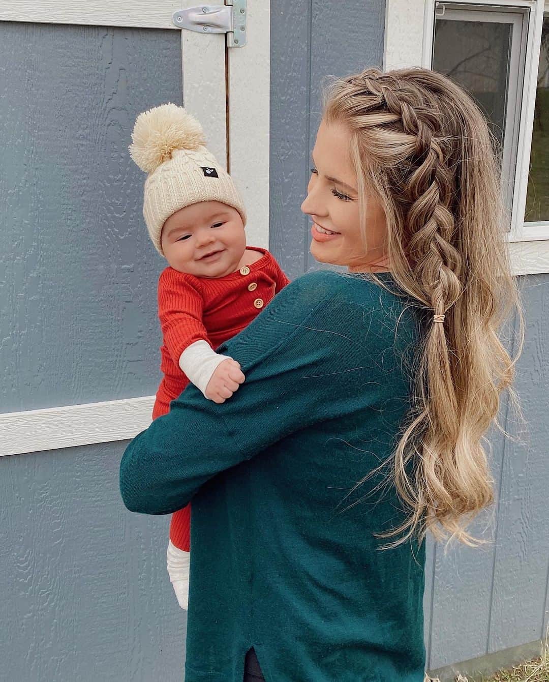 carlyのインスタグラム：「Christmas 2019 🥰 doing all our usual winter traditions with Crew but we’re excited to start some new ones as a family! What is your favorite holiday/winter tradition? We’re taking Crew to Yosemite today 🏞 Crew’s outfit and beanie are from @orcaslucille ❤️ #babysfirstchristmas」