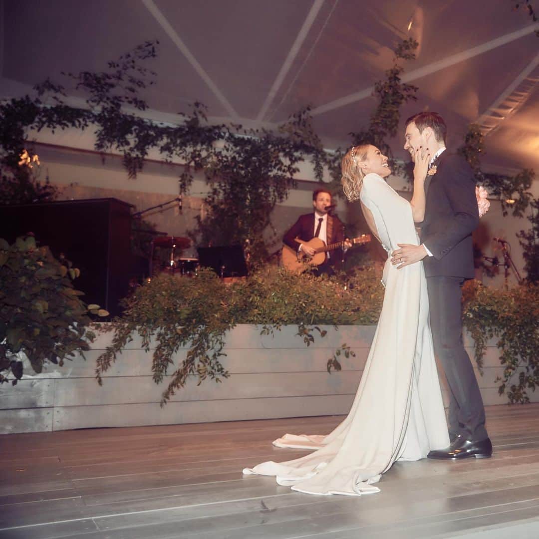 マシュー・カマのインスタグラム：「Thank you so much @hilaryduff for being there on such an important day for @taylordawesgoldsmith and I.」