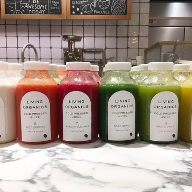 livingorganics juice&place 芦屋のインスタグラム：「【年末年始営業のご案内】 living organics芦屋店は  年内　12/28  19:00まで 年始　1/4  9:30〜  となっております。  コールドプレスジュースに関しましてはお早めにご予約頂きますと、お渡しがスムーズになりますので、是非前もってのご予約をお勧めいたします。  暴飲暴食が続く今の時期、年内最後に体内リセットし、スッキリした状態で年始を迎えてくださいね☺︎ 今現在、ジュースのご予約多数頂いております。 受け渡しのお日にち・時間に関しましては、お店にお電話頂きましたら、スタッフがご説明させて頂きます。 （※クレンズプログラムに関しては、特に急なご予約お受けできない場合がございます。） 皆様のご来店心よりお待ちしております。  #livingorganics#livingorganic#cafe#coldpressedjuice#コールドプレスジュース #酵素#healthyfood#coffee#soylatte#smoothie#yoga#神戸カフェ#芦屋カフェ#detox#カフェ巡り#1dayクレンズ #1dayクレンズプログラム#アラビカコーヒー#美肌#美髪#ダイエット#ダイエット効果#疲労回復#健康#美意識」