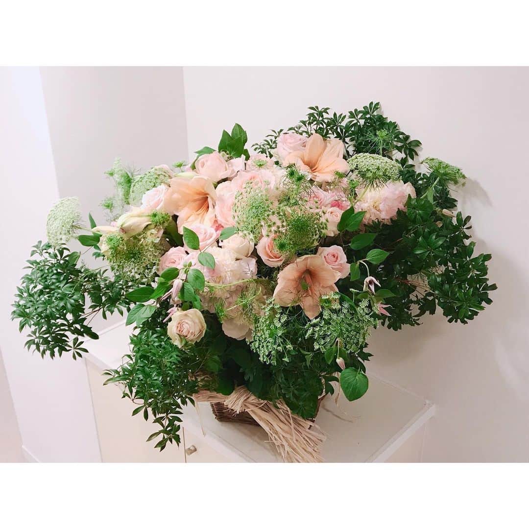 藤澤恵麻さんのインスタグラム写真 - (藤澤恵麻Instagram)「誕生日を迎え、綺麗なお花をいただきました。 お仕事と子育て、両立しながら楽しい一年にしたいと思っております。  今年も残り僅かとなりましたね。 2020年はどんなことが待っているのかワクワクします。 皆さんもどうぞ良い年末をお過ごし下さい。  #恵麻 #ema #birthday #誕生日 #花 #アレンジメント #お菊さん、ありがとうございます」12月26日 18時55分 - ema_fujisawa_official