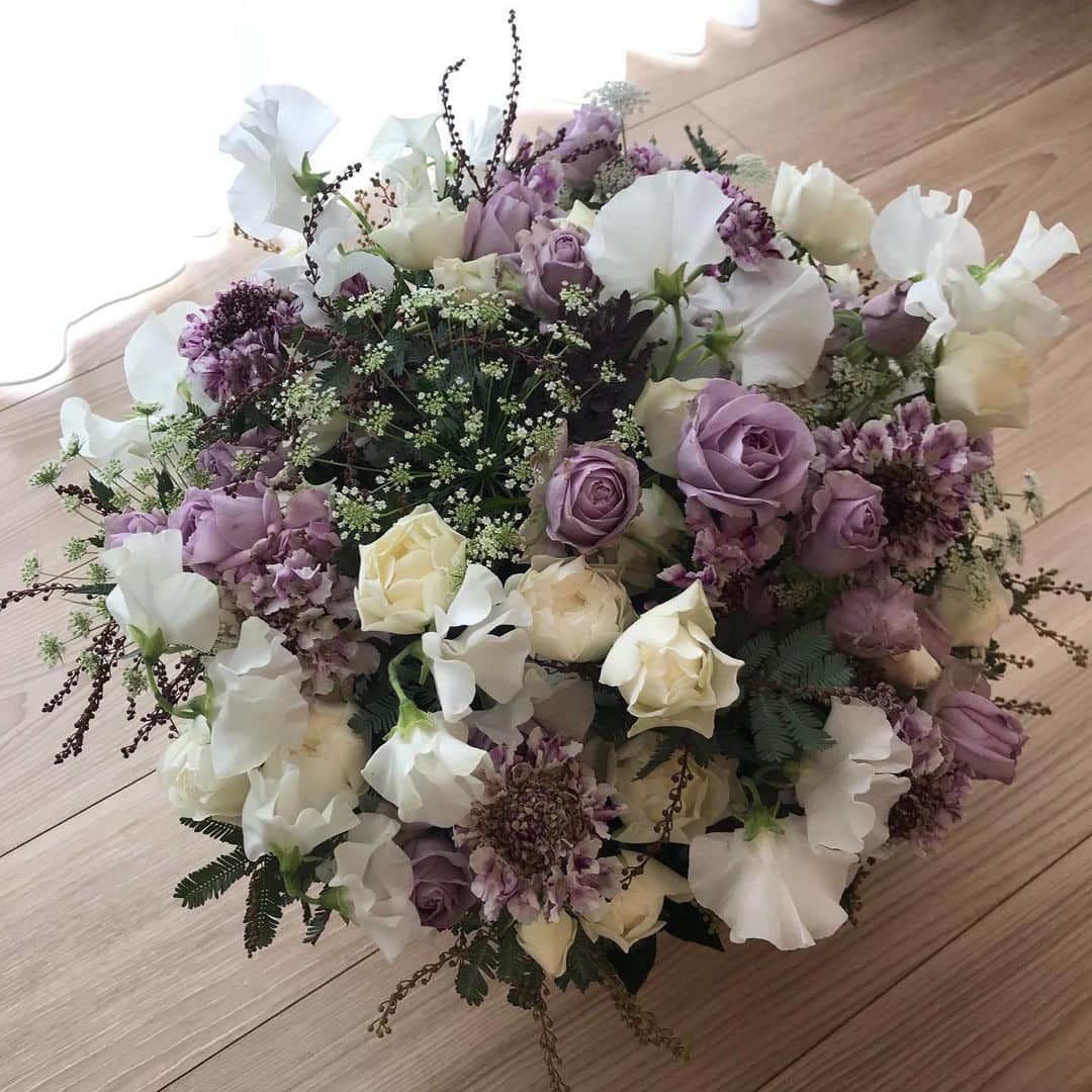 藤澤恵麻さんのインスタグラム写真 - (藤澤恵麻Instagram)「誕生日を迎え、綺麗なお花をいただきました。 お仕事と子育て、両立しながら楽しい一年にしたいと思っております。  今年も残り僅かとなりましたね。 2020年はどんなことが待っているのかワクワクします。 皆さんもどうぞ良い年末をお過ごし下さい。  #恵麻 #ema #birthday #誕生日 #花 #アレンジメント #お菊さん、ありがとうございます」12月26日 18時55分 - ema_fujisawa_official