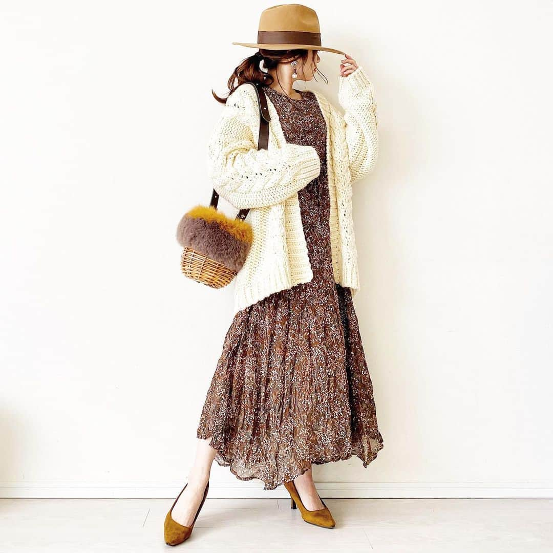 マナさんのインスタグラム写真 - (マナInstagram)「✩︎⡱ . . .#ootd  hat & one-piece @donobanweb  cardigan #titivate  pumps @zcraft_ladys  bag @amongout . . . このコーデはいつかの☺︎ ブラウンをベースにコーデ組んでみました🐻 . . .今日は寒かったですね❄️ 昼過ぎから息子のサッカー練習があって、その後お友達と遊んでいて今帰宅🤷‍♀️ サッカー観戦コーデ、以前リクエストいただいていたので、またpostします⑅︎◡̈︎* . . . . . . .#donoban #ドノバン #ママコーデ #ママファッション #マナママコーデ #おちびコーデ  #おちびの輪 #低身長コーデ #ootd #outfit #mamagirl #locari #小柄コーデ」12月26日 19時00分 - ma_anmi