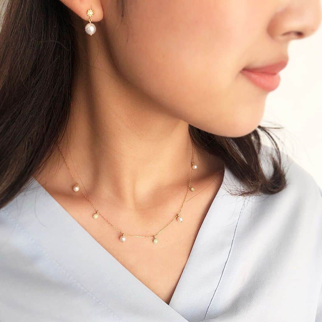 starjewelry_pressさんのインスタグラム写真 - (starjewelry_pressInstagram)「【2020 FORTUNE SET】 2020年1月1日初売りより発売の"2020 FORTUNE SET"  艶やかなアコヤパールにダイヤモンドを組み合わせたネックレスとピアス(またはイヤリング)の贅沢なジュエリーセットが登場。 K18素材の上質な輝きを楽しめます。  K18アコヤパール/ダイヤモンドネックレス×ピアス (またはイヤリング)¥50,000＋tax ※数量限定特別価格/なくなり次第終了 ※オンラインストアでは1/1(水)0:00〜発売  #starjewelry #スタージュエリー #fortuneset #jewelry  #necklace #ネックレス #pierce #ピアス  #earring #イヤリング #gold #K18 #pearl #diamond #ダイヤモンド #sun #太陽」12月26日 19時02分 - starjewelry_press