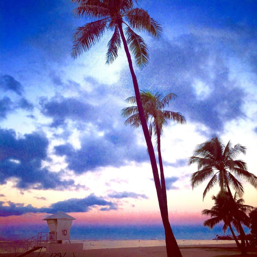 Hundred Dreamsのインスタグラム：「The sunrise today was very beautiful…  #waikiki #hawaii #oafu #sunrise #hawaiistagram」