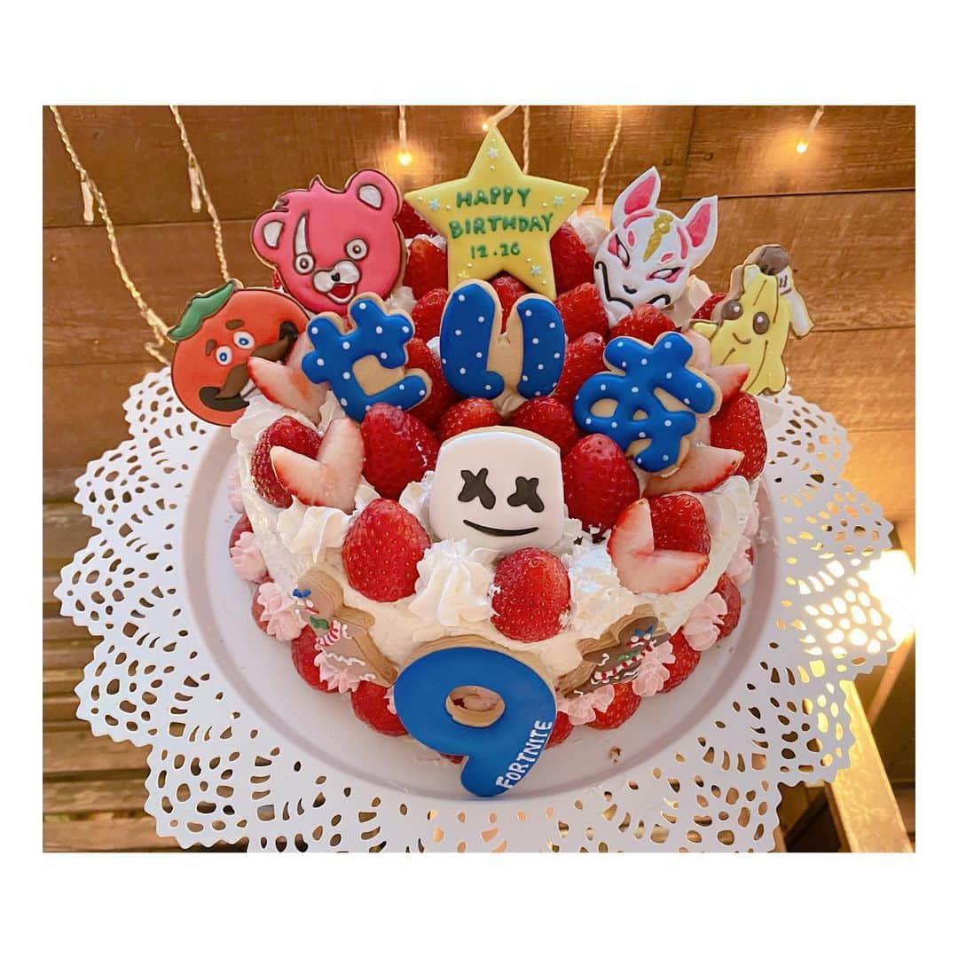 辻希美さんのインスタグラム写真 - (辻希美Instagram)「birthdayケーキ🎂作ったよぉ〜ヾ(o◕ฺω◕ฺ)ﾉ ﾋｬｯﾎｰｩ💕💕💕💕👏👏 #青空 #9歳 #birthday #フォートナイト　 #クッキーはオーダー #ケーキは手作りしたよ #青空が大好き　な #苺たっぷり #🍓🍓🍓 #フォートナイトケーキ #完成 #🎂💕 #喜んでもらえるといいな」12月26日 19時10分 - tsujinozomi_official