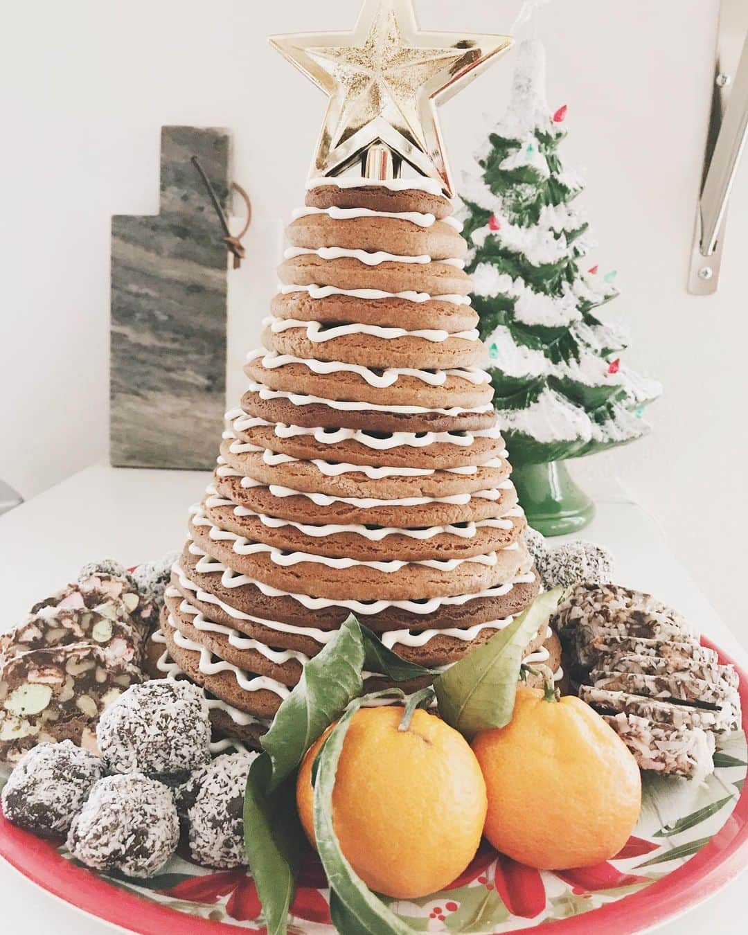 Robin May Flemingのインスタグラム：「🎵 On the first day of Christmas, A month of baking gave to me, More treats than I could possibly eat! 🎵 Anyone else have Christmas plans bigger than their bellies? I'm presently sprawled on my bed in a state of Christmas bliss. Time is twisting and stretching like peppermint taffy. And so it begins.... "And so it begins?" you ask in disbelief, stripping the lights from the tree and cramming them into cardboard boxes to untangle next year. "Shake off that glow, Robin! On to new things! On to fresh starts! On to guilt and repentance and beach bodies and credit card bills! On to what's next and what's next and what's next and what's next!" I'm already getting Spring 2020 ads on Instagram, shaking my head as I scroll through each call for discontent hidden behind pretty little pictures. "Don't bask in gratitude for even one day!" these ads say. "Don't feel that joy. There's shopping to do!" Whether you celebrate Christmas as the birth of Jesus or not, there is nothing good or healthy about these retail-driven rhythms. They're like exhale after exhale after exhale, without ever a moment to take a breath. To reflect. To feel grateful or glad or complete. It's cultural hyperventilating, and I choose not to participate. Not this year. This year I choose quiet, whole-hearted celebration. Happy first day of Christmas. ❤️」