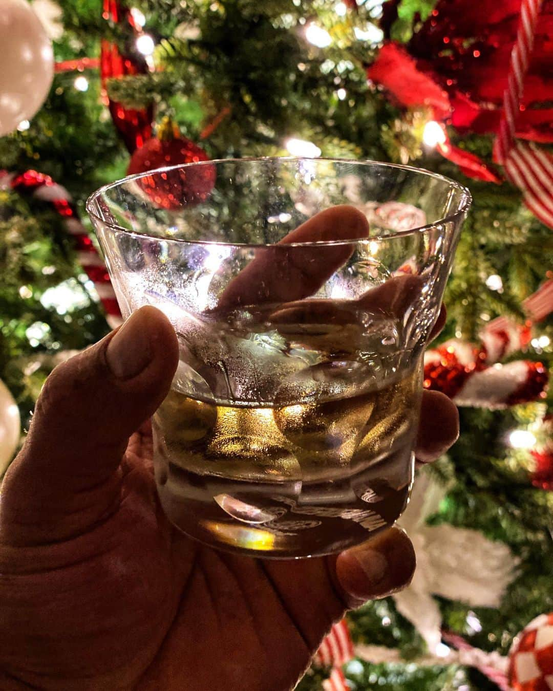 ドウェイン・ジョンソンさんのインスタグラム写真 - (ドウェイン・ジョンソンInstagram)「A 2am, a quiet house 💤 late night Teremana tequila 🥃 toast of gratitude to a good Johnson Christmas.  Lots of happy faces, some tears of joy and all love, which made this big ol’ Dwanta’s heart full. In the end, thats the thing that really matters - the joy we hope to create for our loved ones.  Merry Christmas to you and your families and I hope it was an awesome one.  And like all of us, with a little family dysfunction thrown in there too 🤣 Happy Holidays and continued blessings.  Love, Dwanta🎅🏾🥃」12月26日 19時24分 - therock