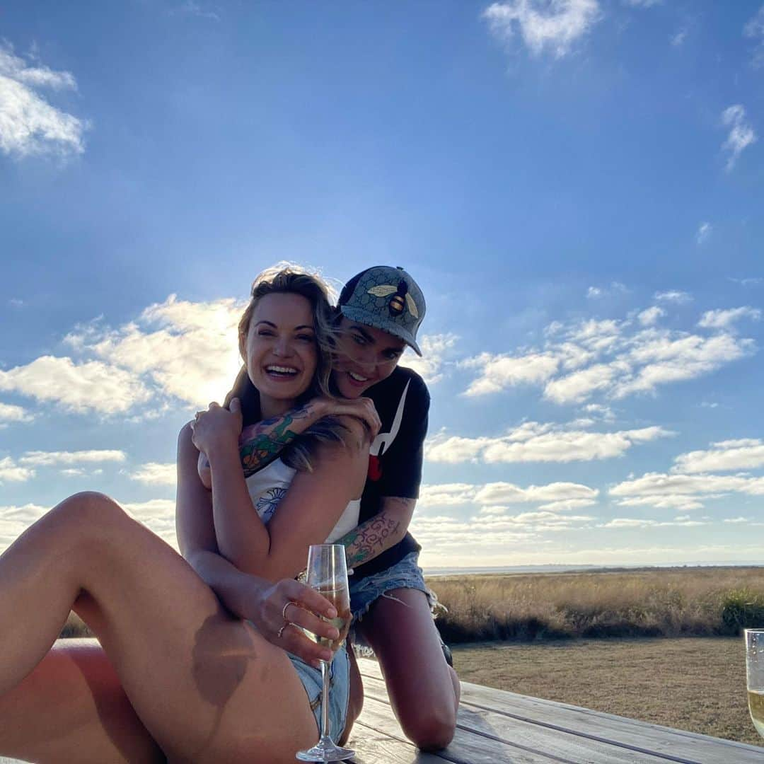 ルビー・ローズさんのインスタグラム写真 - (ルビー・ローズInstagram)「16 years of friendship and I couldn’t live without you @clovric so glad I got sunburned again as our tradition is key to our unconditional love.」12月26日 19時25分 - rubyrose