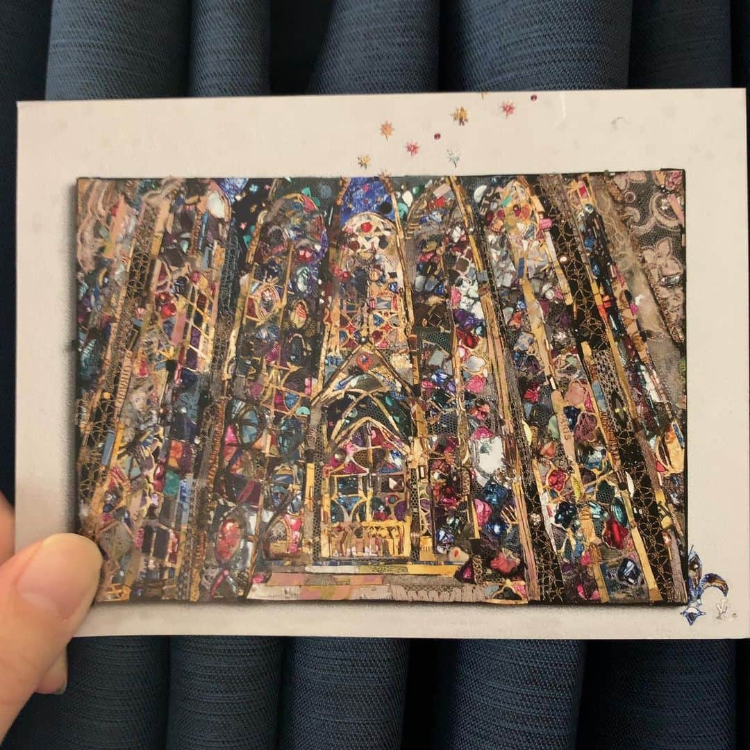 加藤千恵のインスタグラム：「写真だと実際の美しさが伝わりきらなくて申し訳ないのですが、イラストレーターの長谷川洋子ちゃん @yokohasegawa からのクリスマスカードが、本当に綺麗で、見ていて嬉しい。というかクリスマスにアップすればよかった……！ どうもありがとうー。」