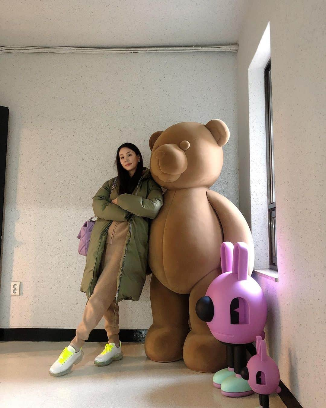 コ・ソヨンさんのインスタグラム写真 - (コ・ソヨンInstagram)「의상피팅 하러갔다 만난 윤기닮은 곰돌이랑🐻귀여워서(ᵔᴥᵔ)」12月26日 19時42分 - kosoyoung_official