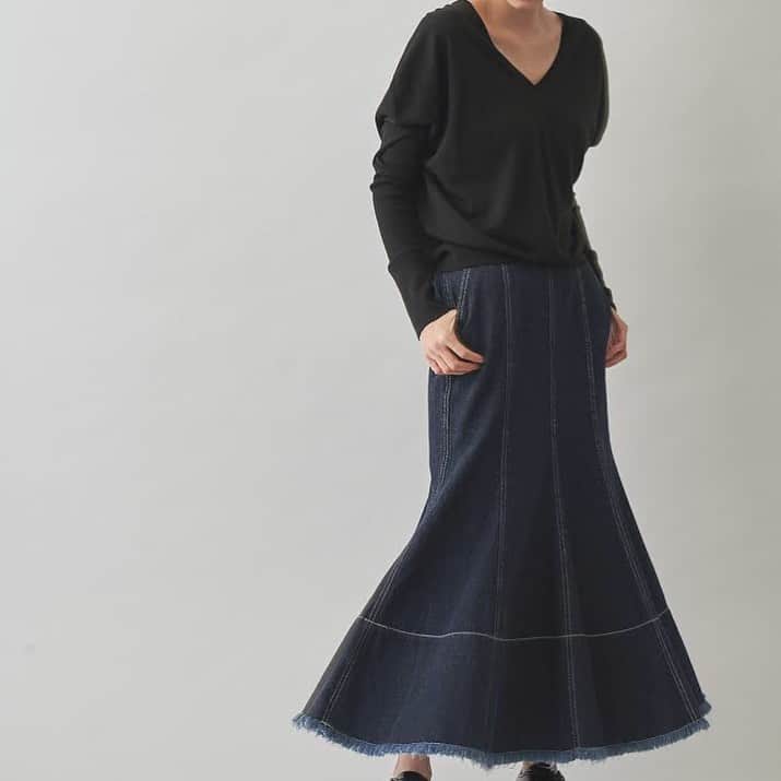 MAISON DE REEFURのインスタグラム：「. 【MERCI SALE】 . 7年間の感謝をこめて。 . 軽やかなフレアとこだわりの裾フリンジが印象的な、デニム素材のロングスカート。シーズンレスで楽しめるデニムはワードローブにプラスしたい。 . ■ Denim Long Skirt /@maisondereefur . 【展開店舗】 ルミネエスト新宿店・博多店・OFFICIAL WEB SHOP・OFFICIAL GLOBAL SHOP・ZOZOTOWN店 . #maisondereefur #reefur #denim  #denimstyle #denimshirt #skirt #sale #winter sale #winter #winterfashion #fashion #デニムコーデ #デニム #デニムスカート #スカート #スカートコーデ #セール #リーファー #メゾンドリーファー #mercisale #merci #7年間ありがとう」