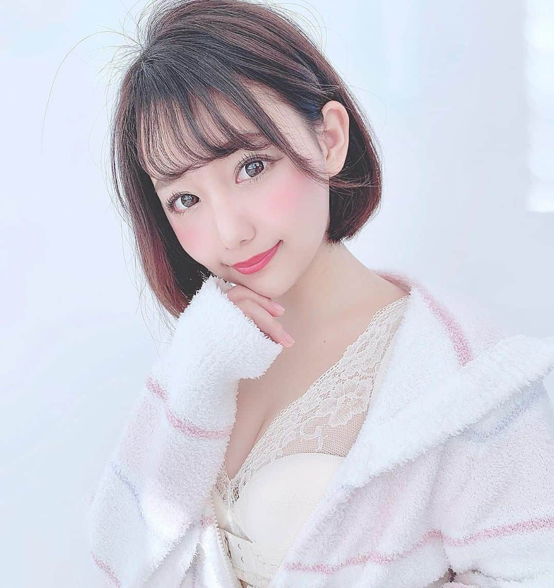 加藤里奈さんのインスタグラム写真 - (加藤里奈Instagram)「. 冬寒すぎてモコモコパジャマが手放せない😭💓 . そして寝るときは最近話題のナイトブラつけてるよ〜 . ノンワイヤーで楽なのがありがたい！ そしてレース素材なのでとても可愛いから日中でも使いやすいよん😍 . , @lulukushel  #ootd #fashion #instafood #instagram #instalike  #hairstyle #outfit #code #coordinate #style #stylepoint #instafashion #instagood #instalike #ファッション #撮影 #ヘアアレンジ #ヘアスタイル #アレンジスタイル #ヘア #かとこ #くつろぎ育乳ブラ #ナイトブラ #育乳 #lulukushel #育乳ブラ #ルルクシェル」12月26日 19時46分 - katoco0326