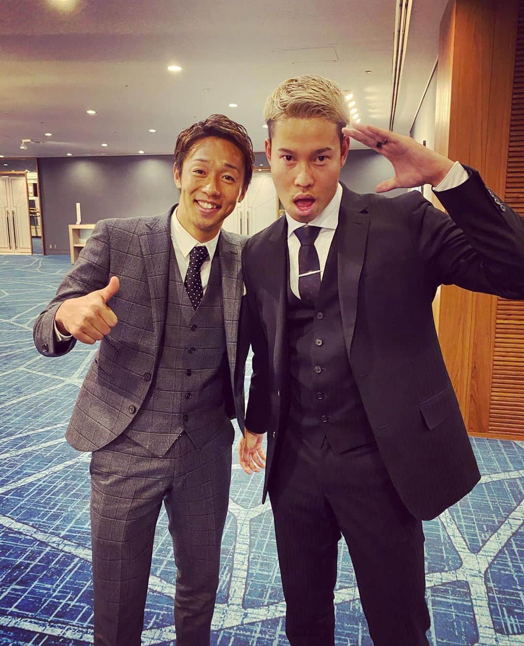 マキヒカのインスタグラム：「. . Merry Christmas!🎁🎄 先日、清武選手に去年の夏ぶりにお会いしました😎 毎回毎回お優しい❤️ . #サンタさんが昨日チャンネル登録30万人達成をプレゼントしてくれた思ったのに #さっき見たら29万なんぼかに戻ってた #他のYouTuberも皆チャンネル登録減りまくってるらしい #でも俺はチャンスやなって思ってて #また30万人達成できるし祝ってもらえるんかなとか思ったりね #だから意外と明るいんで心配しないでください #セレッソ大阪の澤上選手の結婚式の動画 #すべってるとかおもんないとか寒いとかコメント多いけど #だから何だと #ほなやってみろと #だから意外とぴえんなので心配しないでください #見てねー　#清武弘嗣　選手　#セレッソ大阪 #澤上竜二　選手」