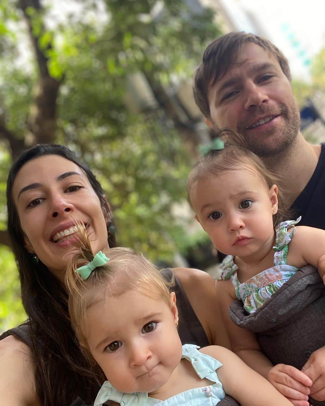 シェイラ・カストロのインスタグラム：「Bom dia! Dia começando da melhor maneira aqui!!! #albumdalizeninna #minhaloirinha #minhamoreninha #meulindinho #minhafamilia」