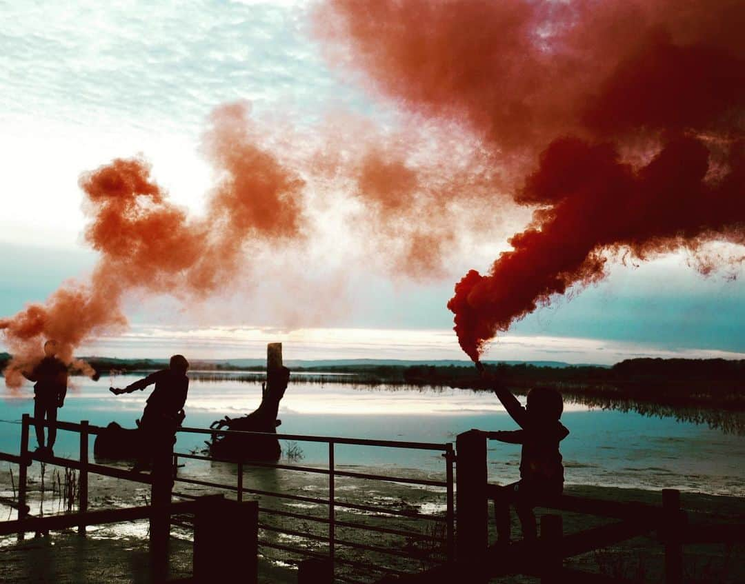 アリスバイテンパリーさんのインスタグラム写真 - (アリスバイテンパリーInstagram)「Little boys on the flooded Somerset levels x ❤️❤️❤️」12月26日 19時48分 - alicetemperley