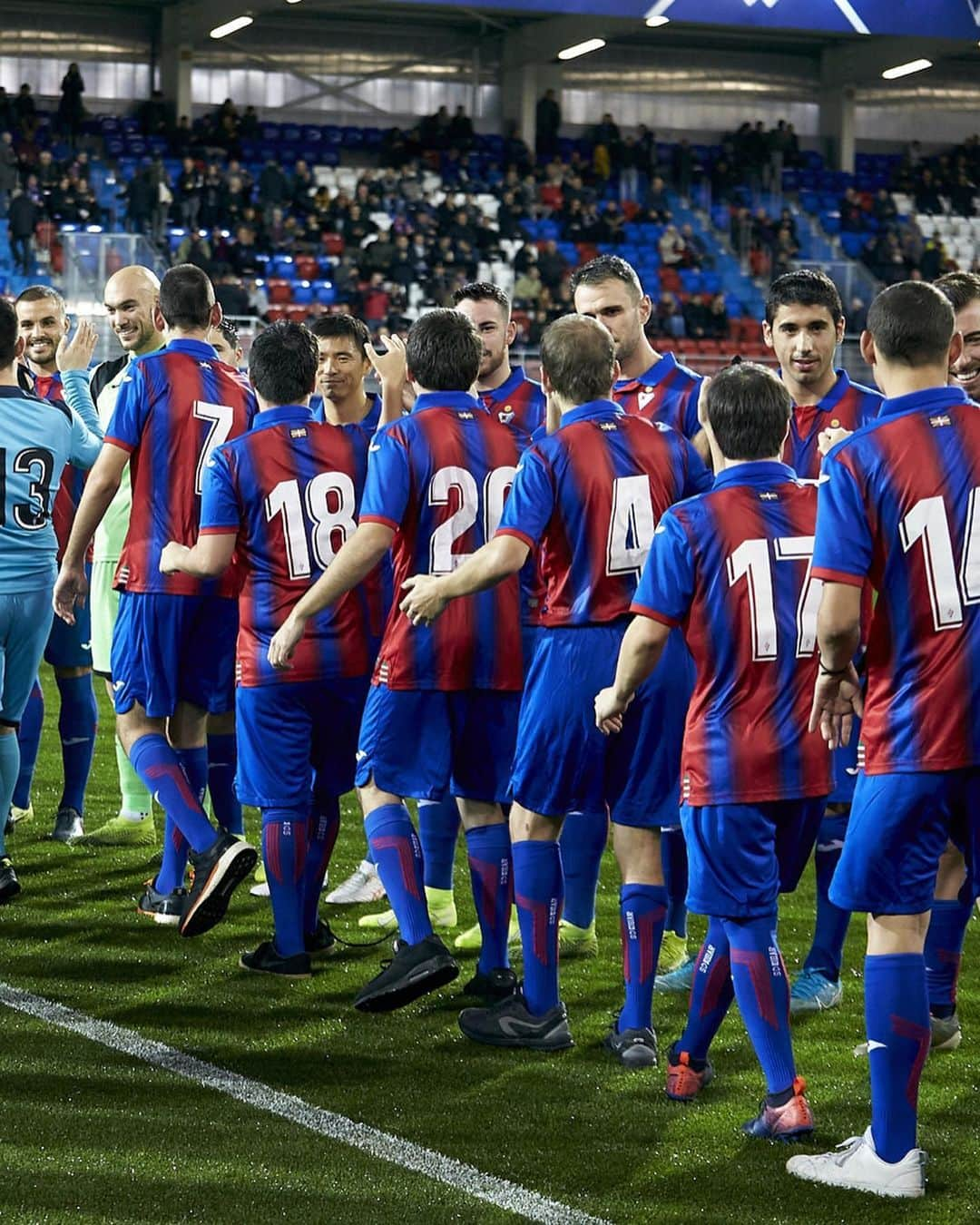 LFPさんのインスタグラム写真 - (LFPInstagram)「👏🏻 They’re the real champions! 🌟 @laligagenuine 🌟 • 👏🏻 ¡Ellos son los verdaderos campeones! 🌟 @laligagenuine 🌟 • #LaLigaGenuine #Eibar #Granada #LaLigaSantander #LaLiga」12月26日 19時49分 - laliga