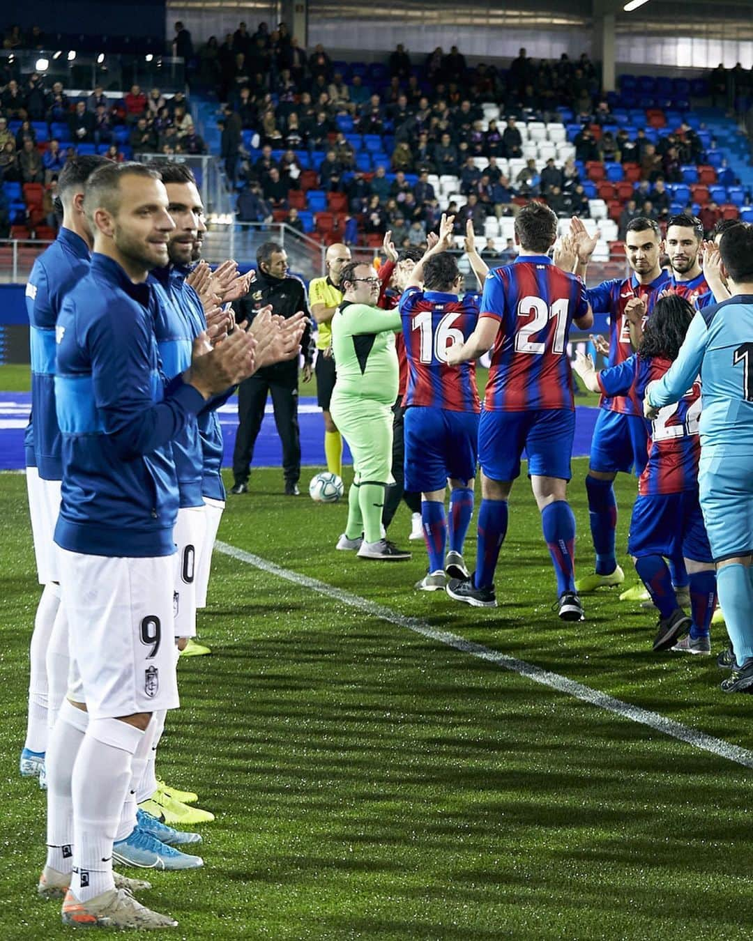 LFPさんのインスタグラム写真 - (LFPInstagram)「👏🏻 They’re the real champions! 🌟 @laligagenuine 🌟 • 👏🏻 ¡Ellos son los verdaderos campeones! 🌟 @laligagenuine 🌟 • #LaLigaGenuine #Eibar #Granada #LaLigaSantander #LaLiga」12月26日 19時49分 - laliga