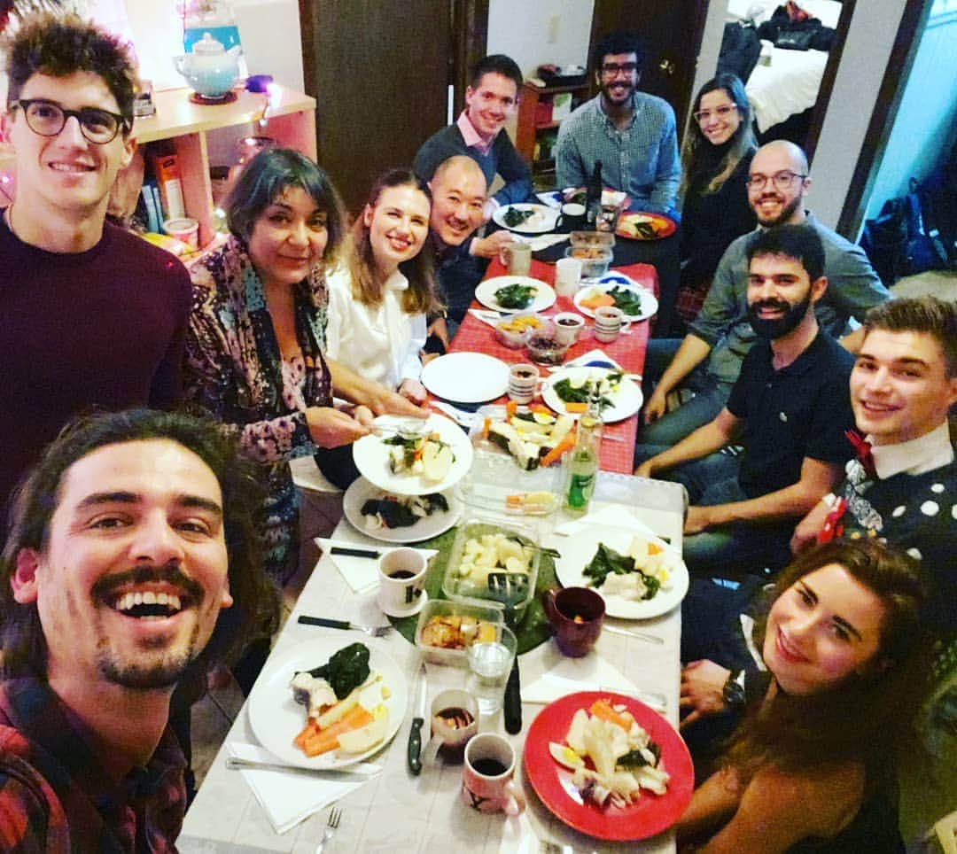 TAKAのインスタグラム：「メリークリスマス！ 今年はなんと！9ヶ国のメンバーが集まり、それぞれの国のクリスマスを同時に体験しました！ 最高な仲間達と一緒に最高に楽しい時間を過ごせました！ 🇵🇹🇮🇹🇱🇺🇯🇵🇧🇷🇹🇷🇦🇹🇩🇪🇷🇺」